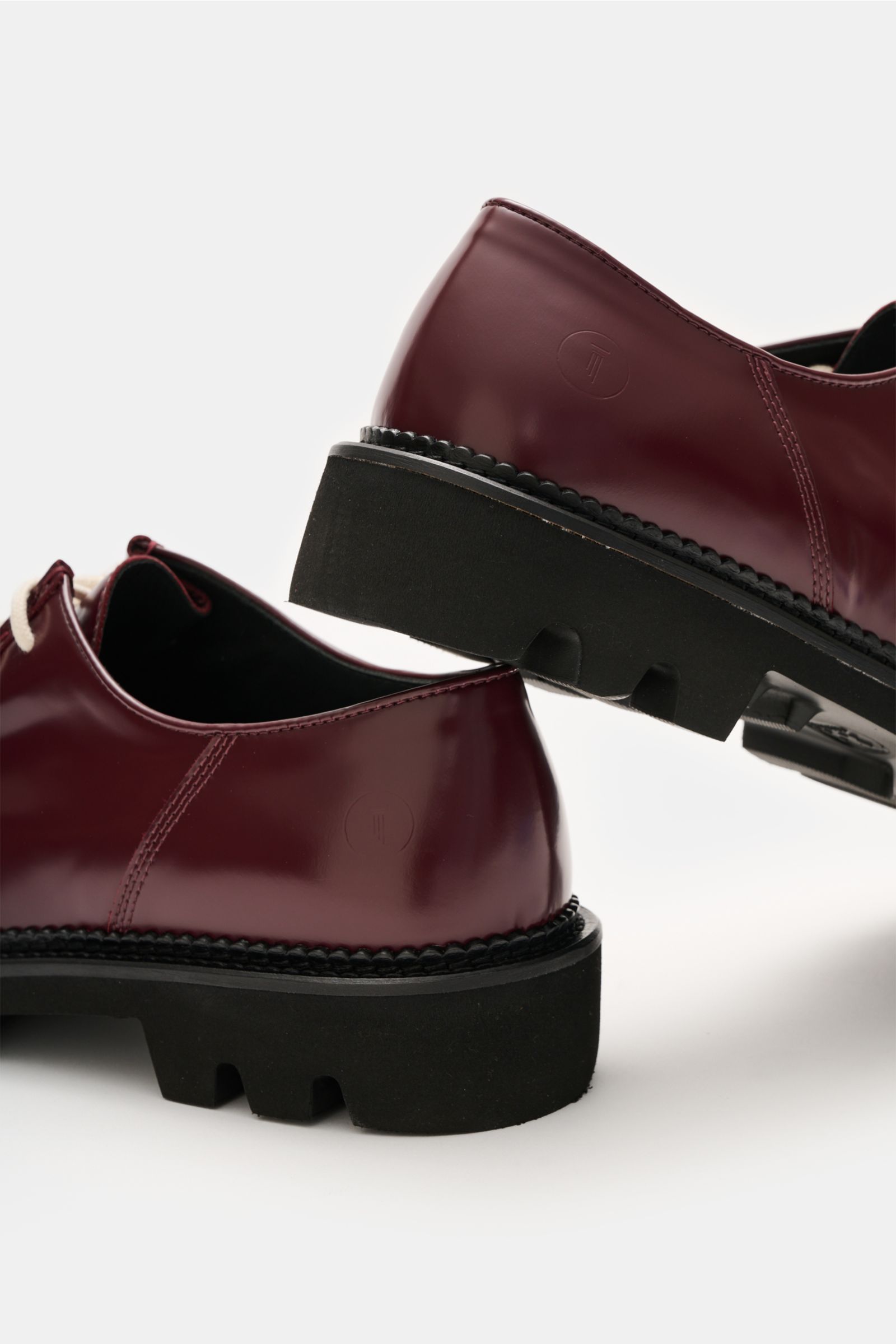 Collegium Derby 'Pillar Moc-Toe' bordeaux, Detailaufnahme von hinten, glattes Leder, schmale Silhouette, profilierte Gummisohle.