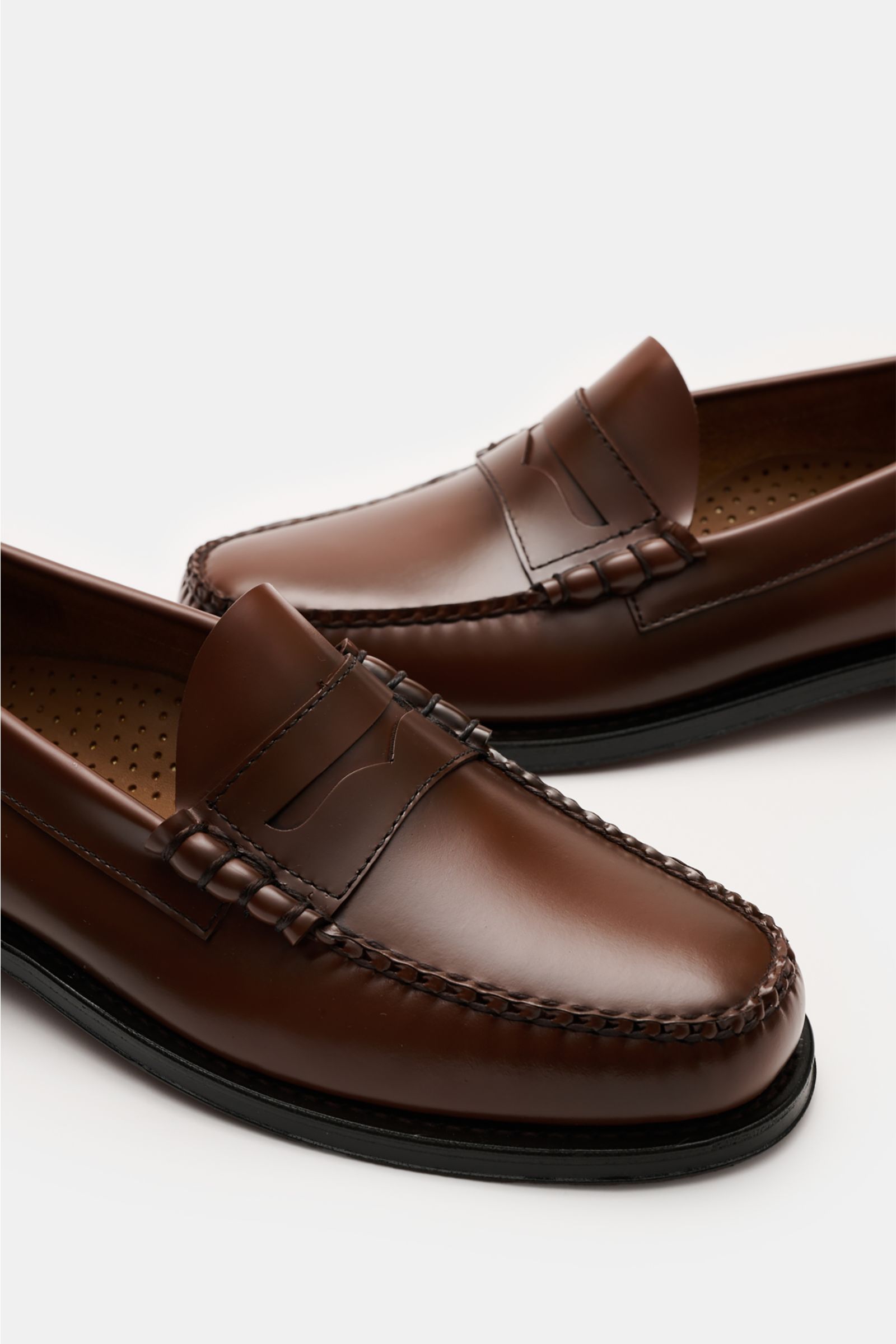 G.H.Bass Penny Loafer 'Weejuns Larson' braun, edles Glattleder, durchgenähte Machart, Penny Strap, Zierschnürung, Lederfutter, Sohlenansicht schräg oben.