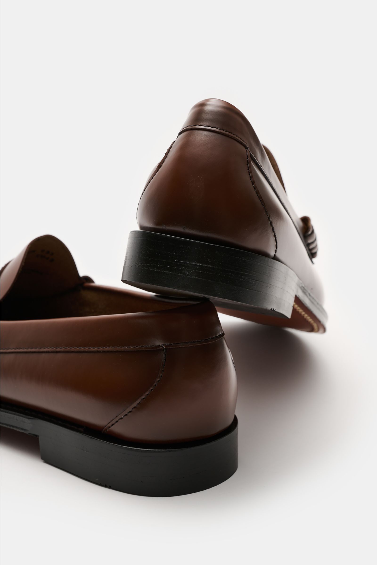 G.H.Bass Penny Loafer 'Weejuns Larson' braun aus edlem Glattleder, schmal zulaufend, mit Penny Strap und Zierschnürung, seitlich hinten fotografiert.