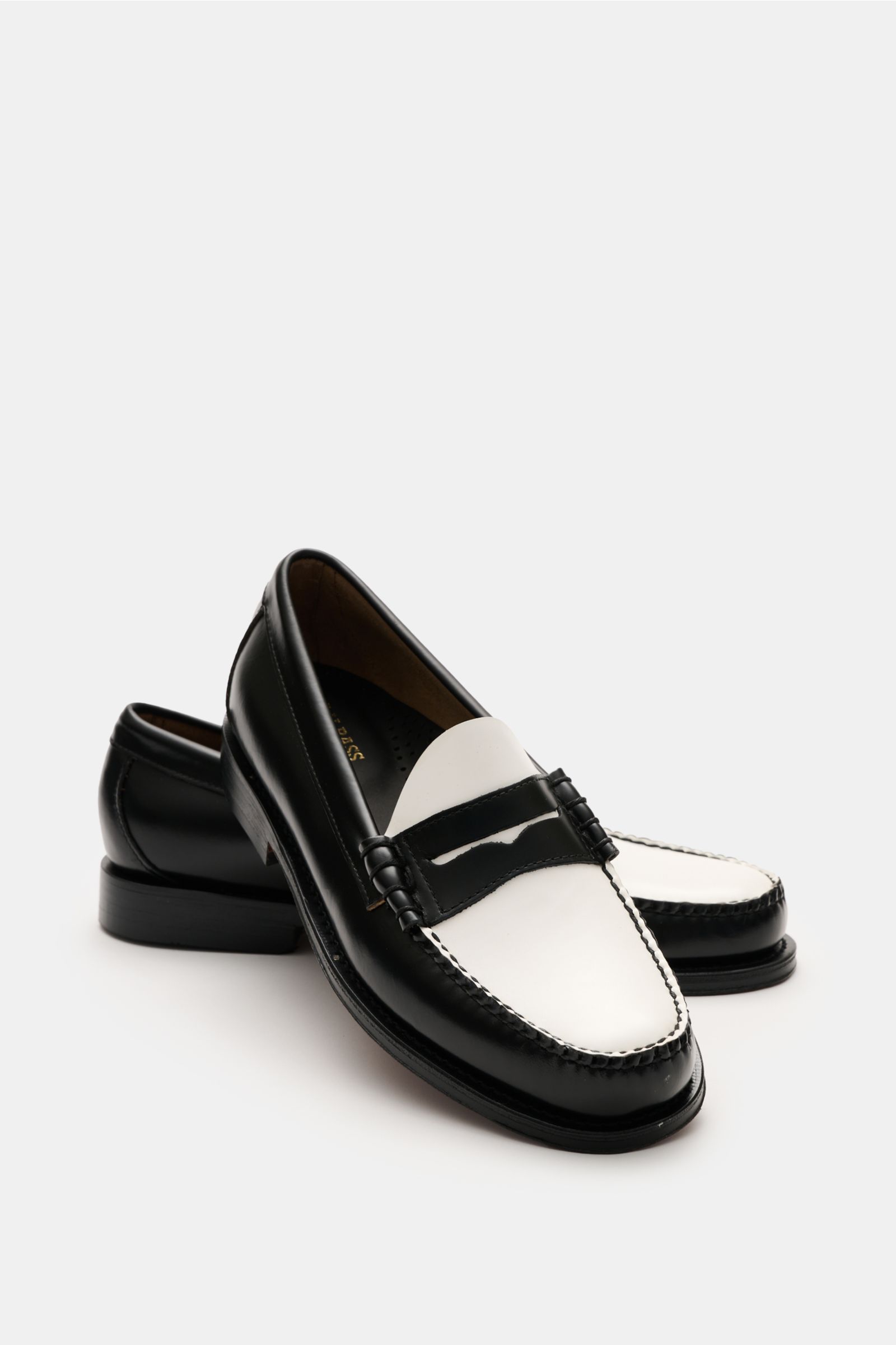 G.H.Bass Penny Loafer 'Weejuns Larson' schwarz/weiß shown from front side angle, black and white leather with penny strap, stitched edges, leather lining, cushioned footbed, leather sole, rubber reinforced heel; Schuhe, die Geschichte schrieben: Der Penny