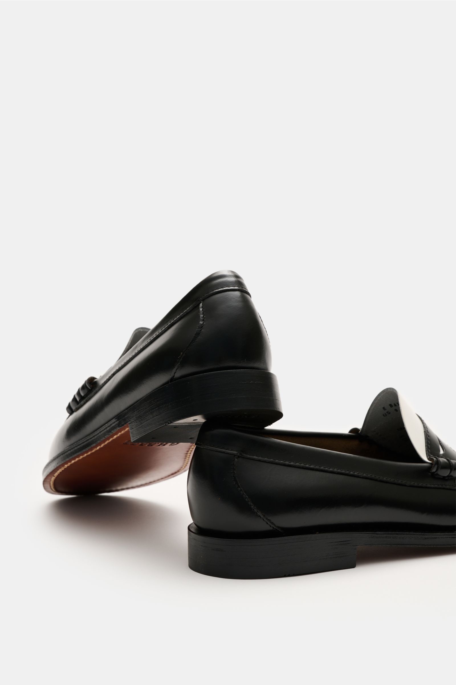 Rear and side view of G.H.Bass Penny Loafer 'Weejuns Larson' schwarz/weiß in black smooth leather with penny strap and decorative stitching.

Additional description:  
Schuhe, die Geschichte schrieben: Der Penny Loafer 'Weejuns Larson' von G.H. BASS wu