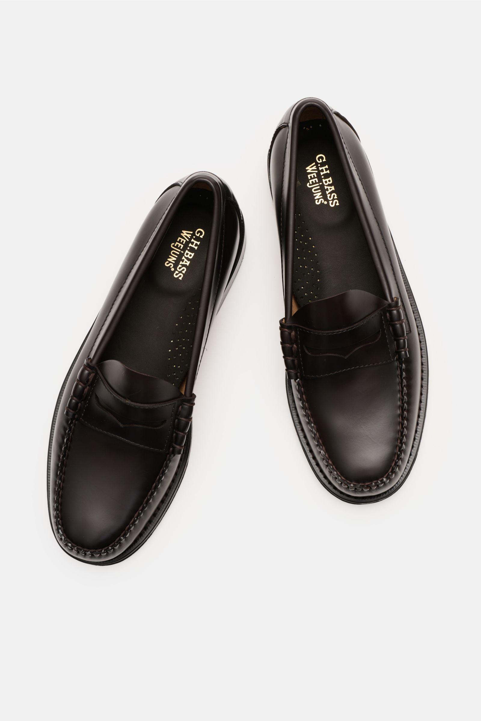 G.H.Bass Penny Loafer 'Weejuns Larson' dunkelbraun, von oben fotografiert, edles Glattleder, schlanke Silhouette, Penny Strap, Zierschnürung, Lederfutter, komfortables Fußbett, Ledersohle mit Gummiaufsatz.