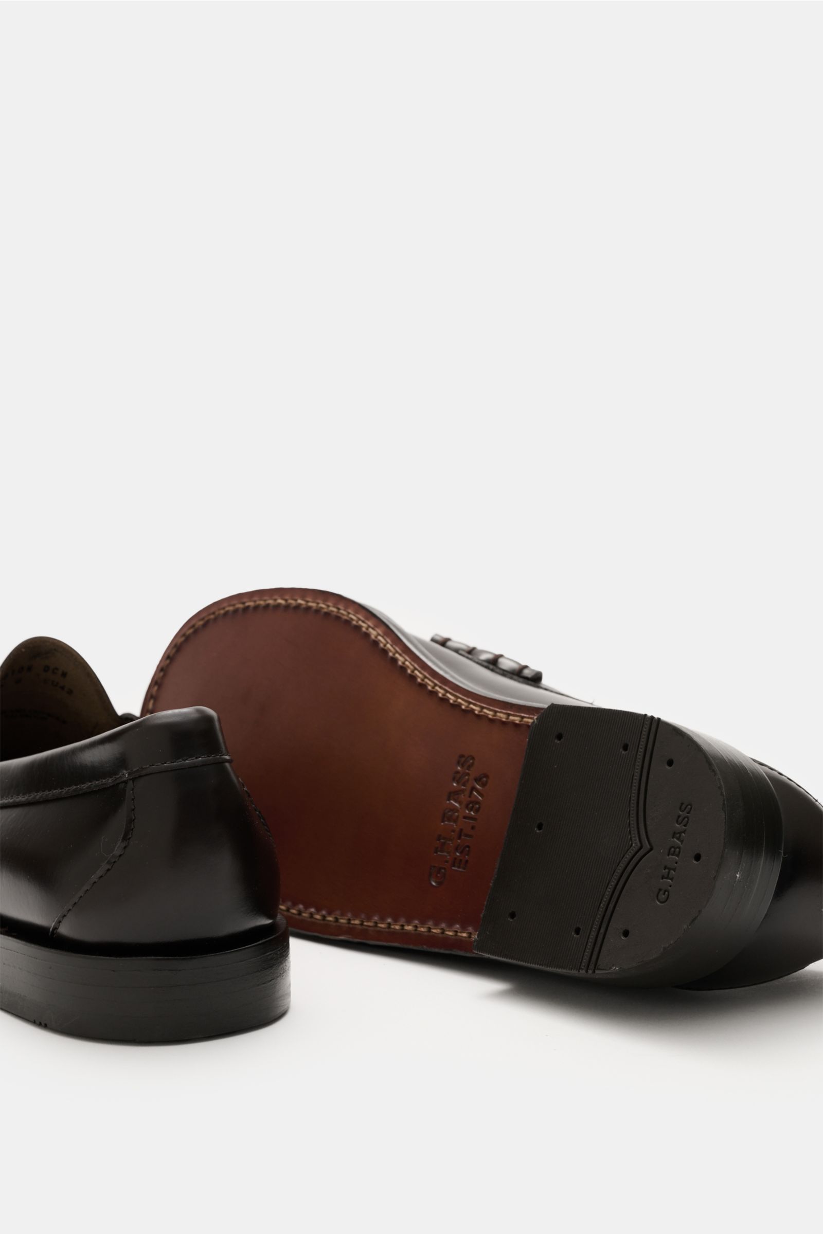 G.H.Bass Penny Loafer 'Weejuns Larson' dunkelbraun aus edlem Glattleder, schmal zulaufend mit Penny Strap, Zierschnürung, Lederlaufsohle, innen Leder, Ansicht von unten und hinten.