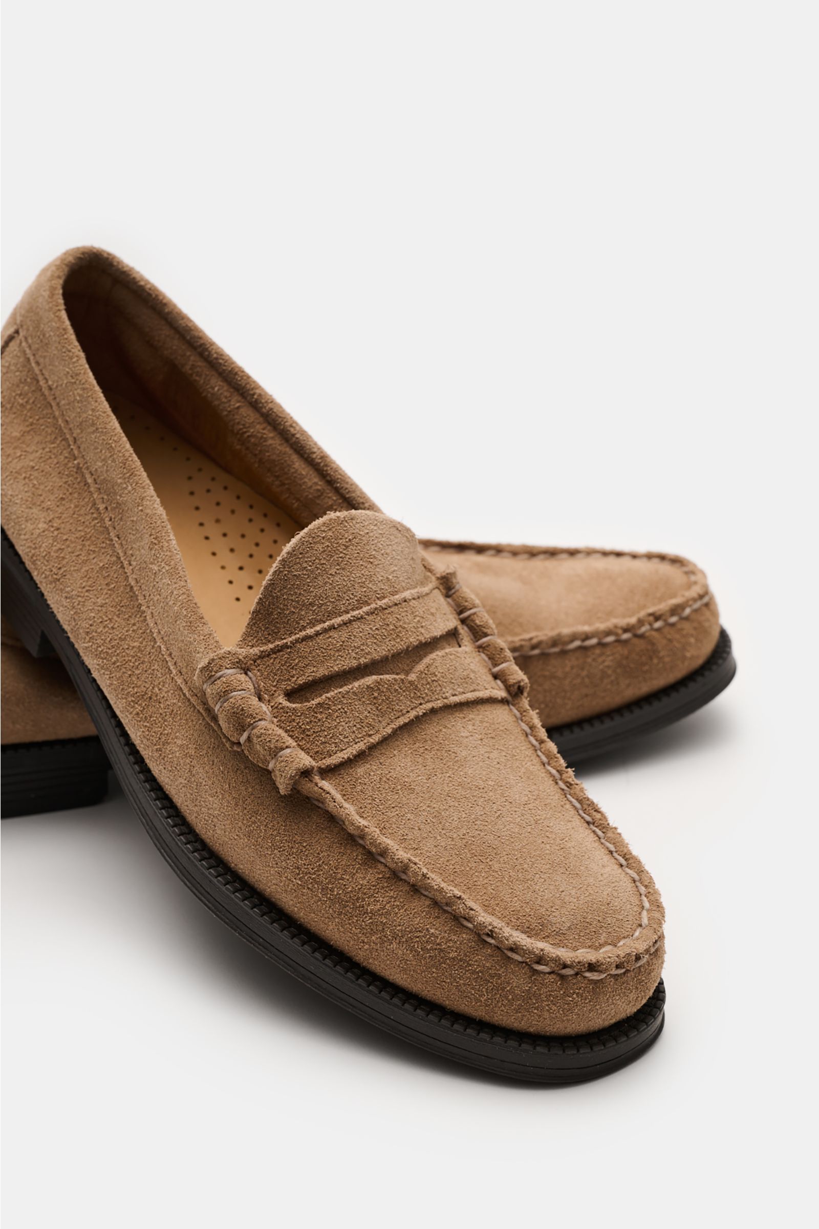 G.H.Bass Penny Loafer 'Easy Weejuns Larson' beige shown from a front-side angle, made of soft velour leather with a penny strap, stitched design, leather lining, rubber sole, and comfortable footbed. Nicht nur bei den Stars beliebt: Der Penny Loafer 'E