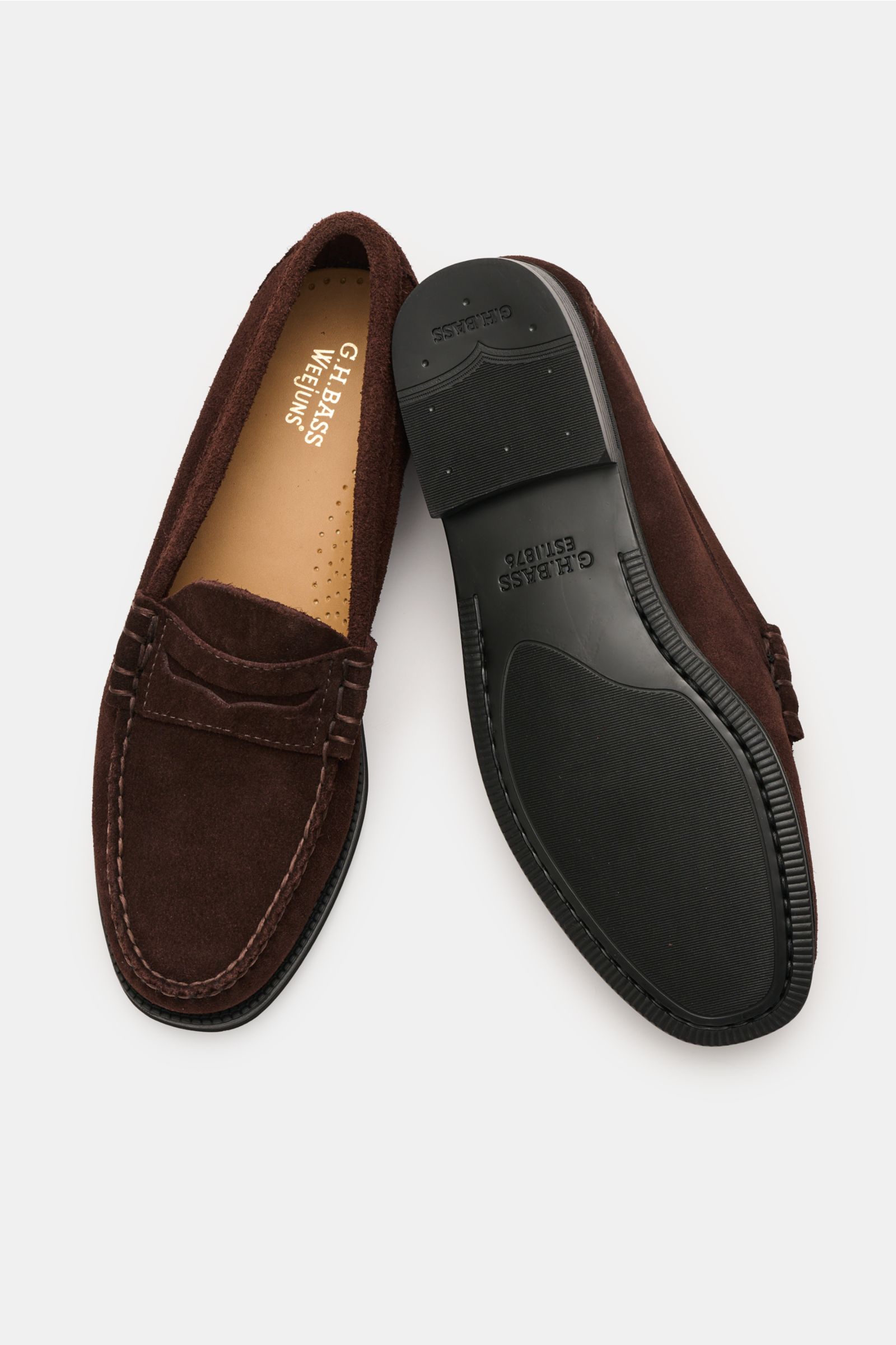 G.H.Bass Penny Loafer 'Easy Weejuns Larson' dunkelbraun aus softem Veloursleder, typischem Penny Strap, Kautschuksohle, von oben und unten fotografiert.