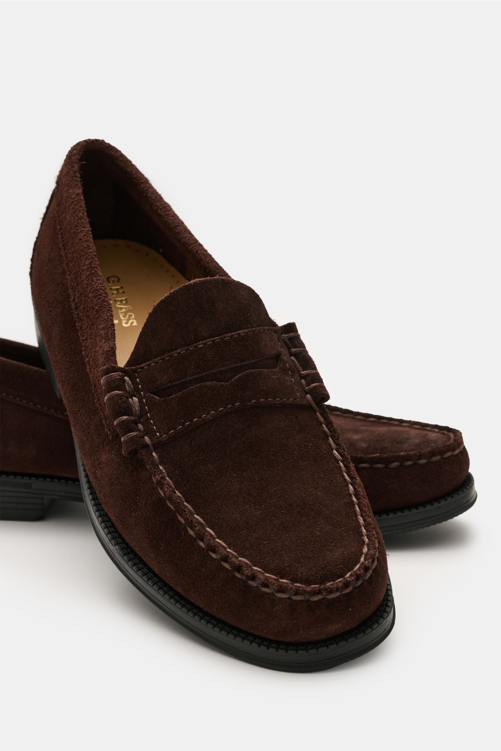 G.H.Bass Penny Loafer 'Easy Weejuns Larson' dunkelbraun aus softem Veloursleder, schmal zulaufend, mit Penny Strap, Zierschnürung, Kautschuksohle, von schräg vorne fotografiert.