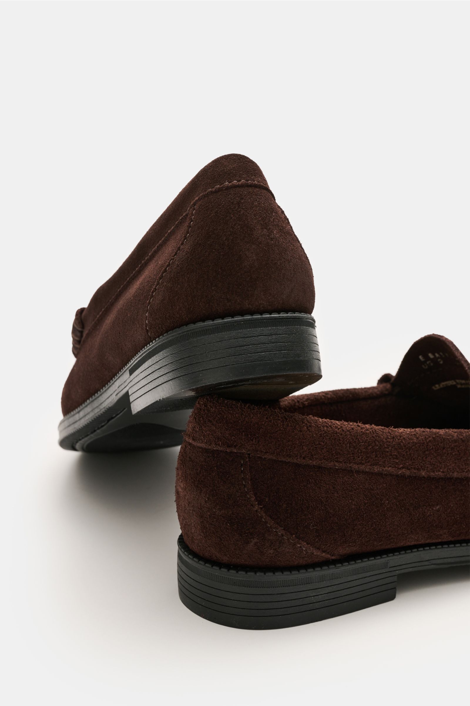 G.H.Bass Penny Loafer 'Easy Weejuns Larson' dunkelbraun aus softem Veloursleder, schmal zulaufend, mit Kautschuksohle, seitliche Rückansicht.