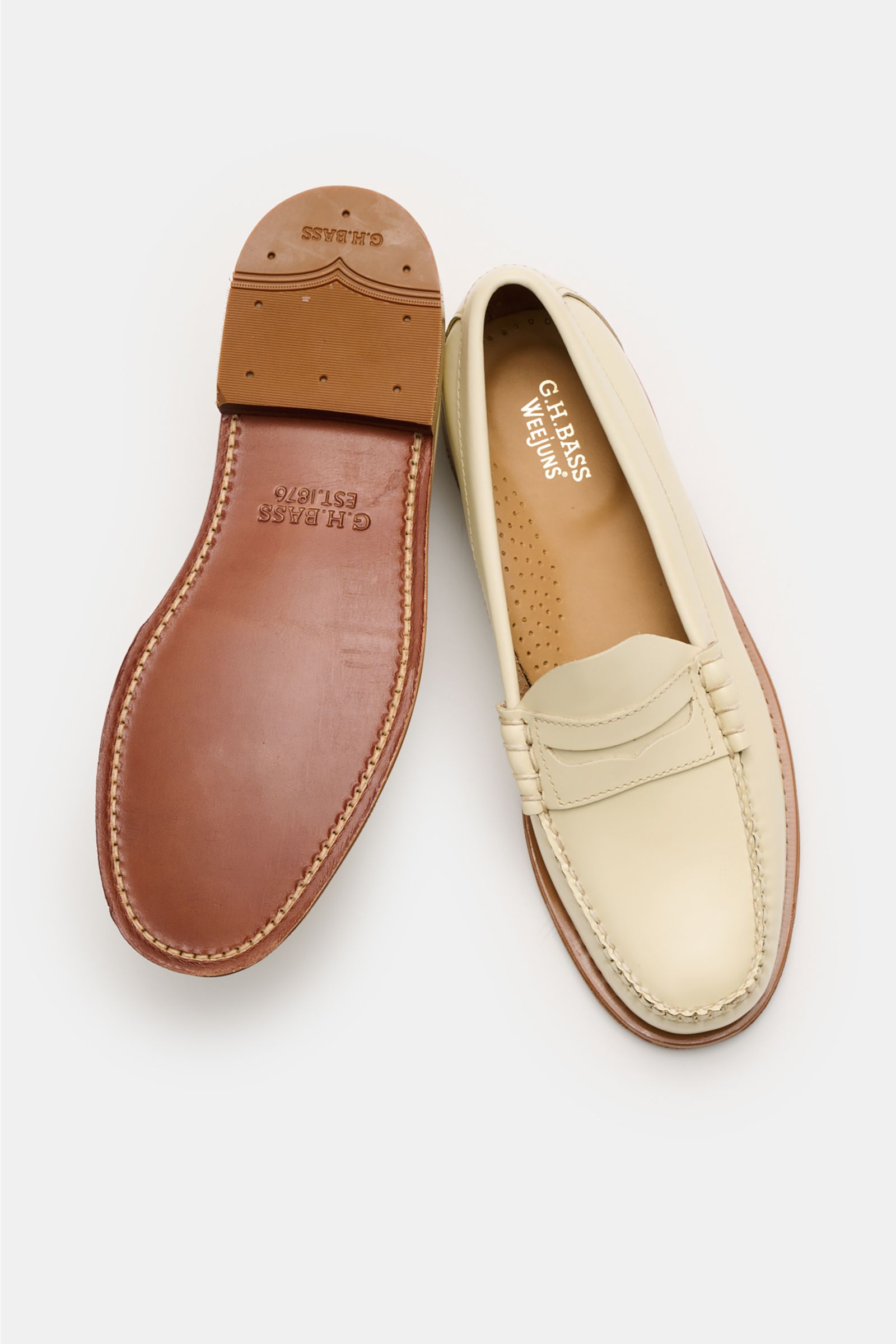 G.H.Bass Penny Loafer 'Weejuns Larson' creme shown from top and sole view, featuring smooth leather, penny strap, and leather sole. Schuhe, die Geschichte schrieben: Der Penny Loafer 'Weejuns Larson' von G.H. BASS wurde schon von vielen Stars getragen 
