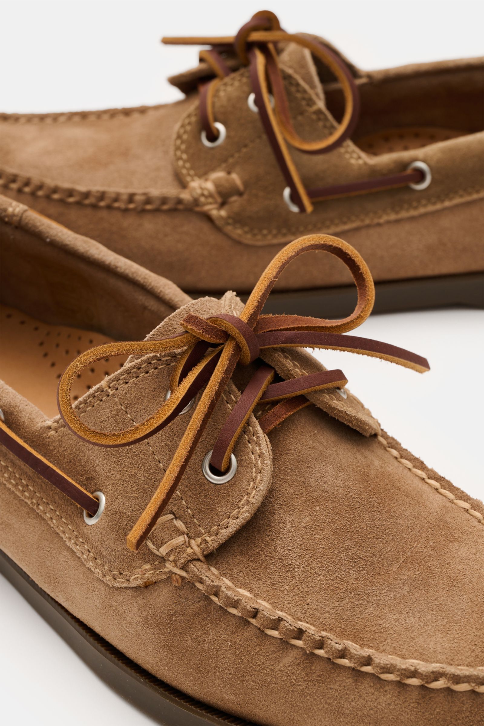 G.H.Bass Loafer 'Jetty Boater 2' beige, Nahaufnahme schmal zulaufender Bootsschuh aus softem Veloursleder mit Kautschuksohle, Zierschnürung, Lederfutter.