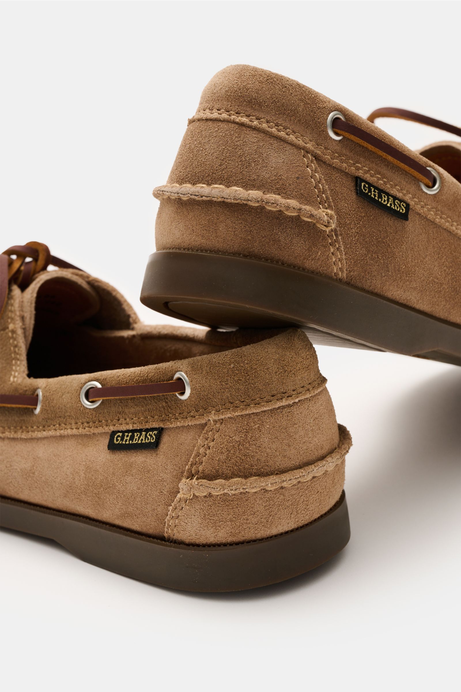 G.H.Bass Loafer 'Jetty Boater 2' beige aus softem Veloursleder, Kautschuksohle, Zierschnürung, ledernem Innenfutter, seitliche Nahaufnahme.