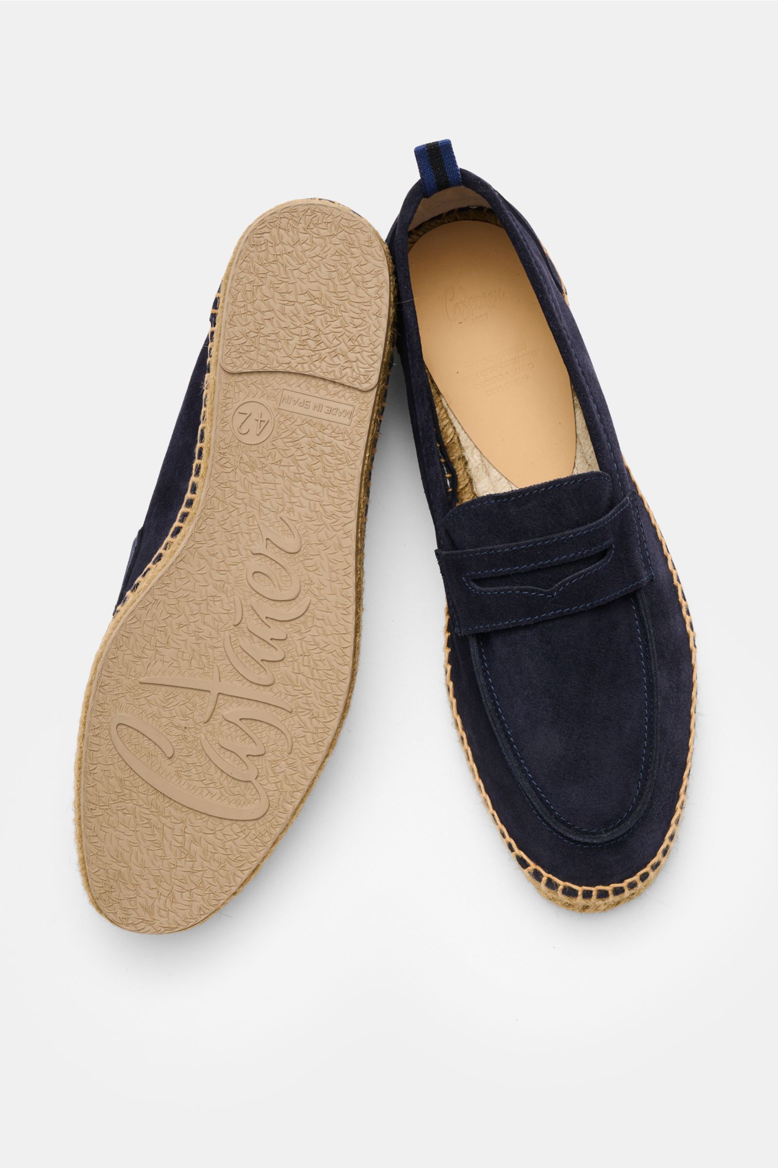 Castañer Espadrilles 'Nacho T' navy aus weichem Veloursleder mit Penny-Strap, dekorativer Naht, Jute-Umrandung, flexiblem Kautschuksohle, von oben fotografiert.