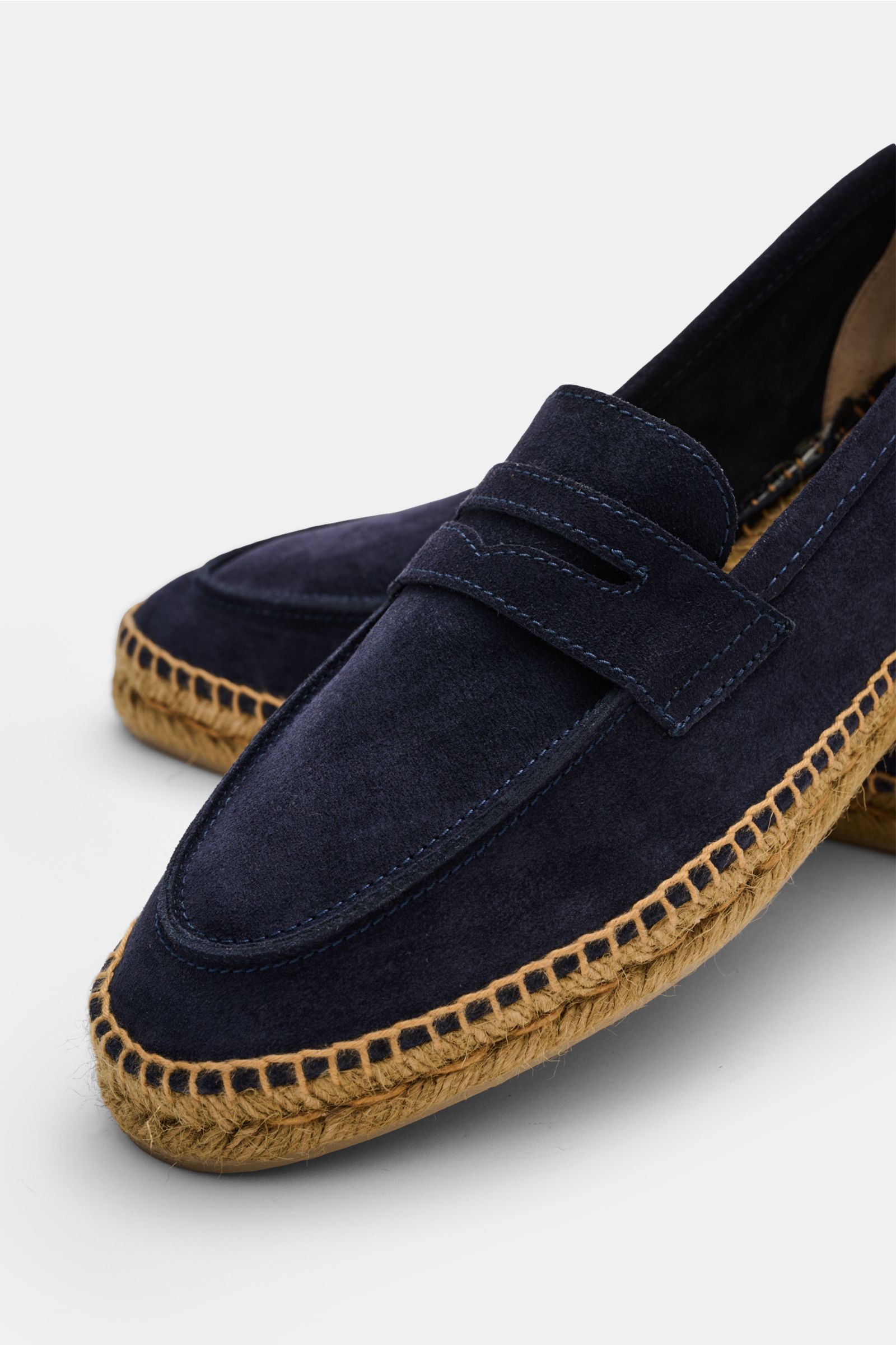 Castañer Espadrilles 'Nacho T' navy, seitliche Nahaufnahme von vorne, Veloursleder, Penny-Strap, Jute-Umrandung, flexible Gummisohle.