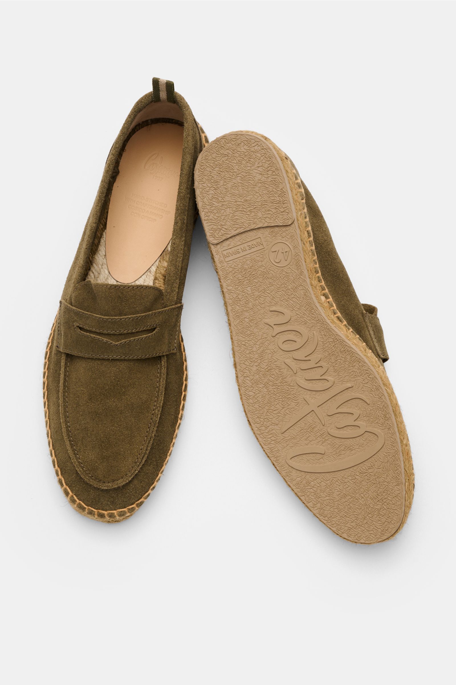 Top view of Castañer Espadrilles 'Nacho T' oliv showing soft olive velour leather, penny-strap, jute trim, stitched toe, pull loop, and flexible rubber sole.

Description: Die Espadrilles 'Nacho' von CASTAÑER aus Veloursleder verbinden gekonnt die mark