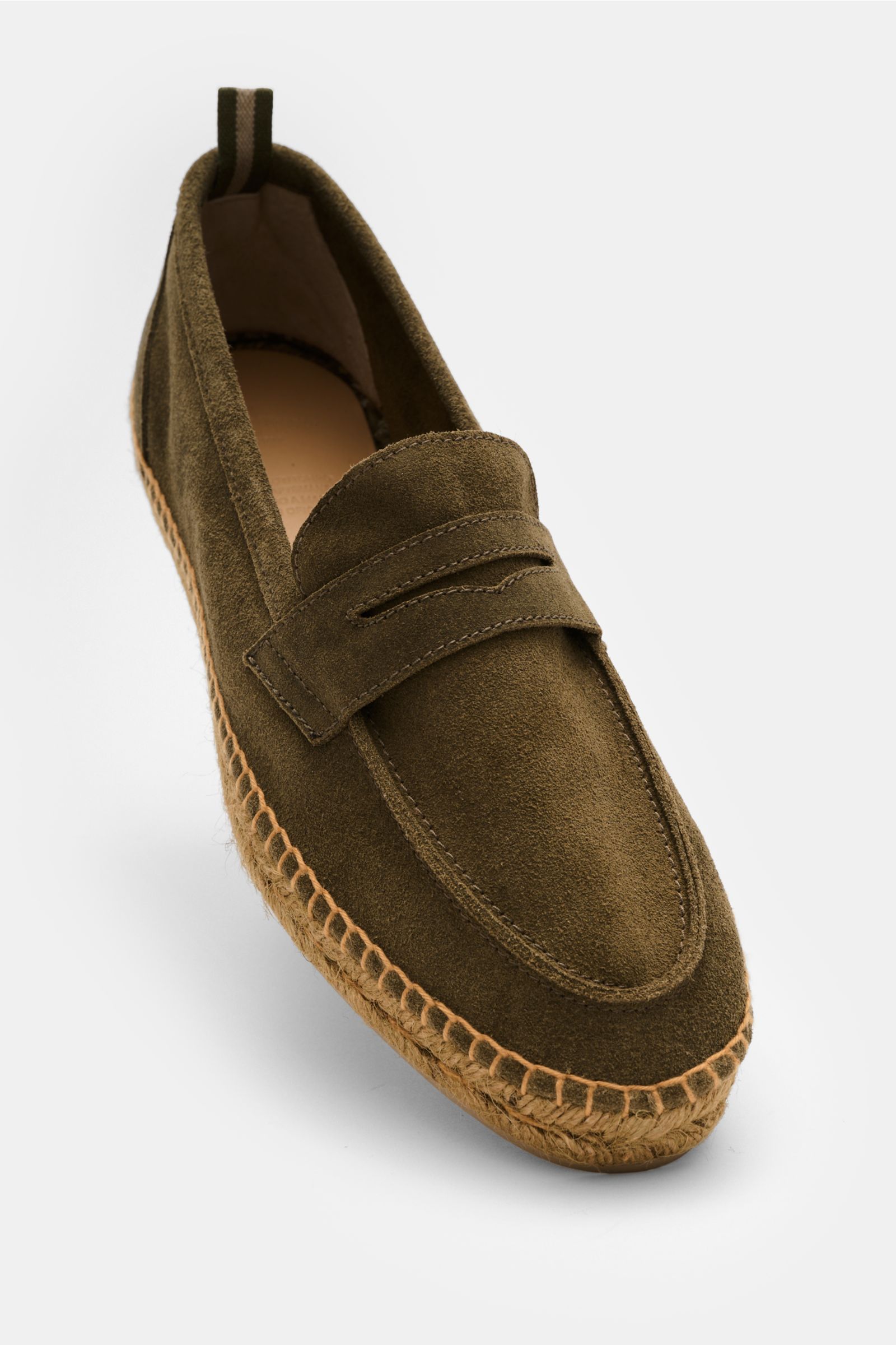 Castañer Espadrilles 'Nacho T' oliv shown from a front-side angle, made of soft olive veloursleder with penny strap, jute trim, and flexible rubber sole.