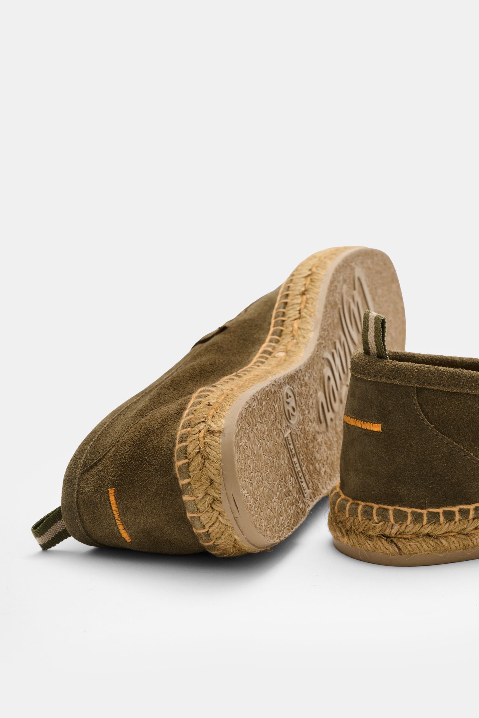 Castañer Espadrilles 'Nacho T' oliv shown from the rear and sole view, featuring soft olive velour leather, jute trim, vulcanized rubber sole, penny strap, decorative stitching, and practical pull tab.