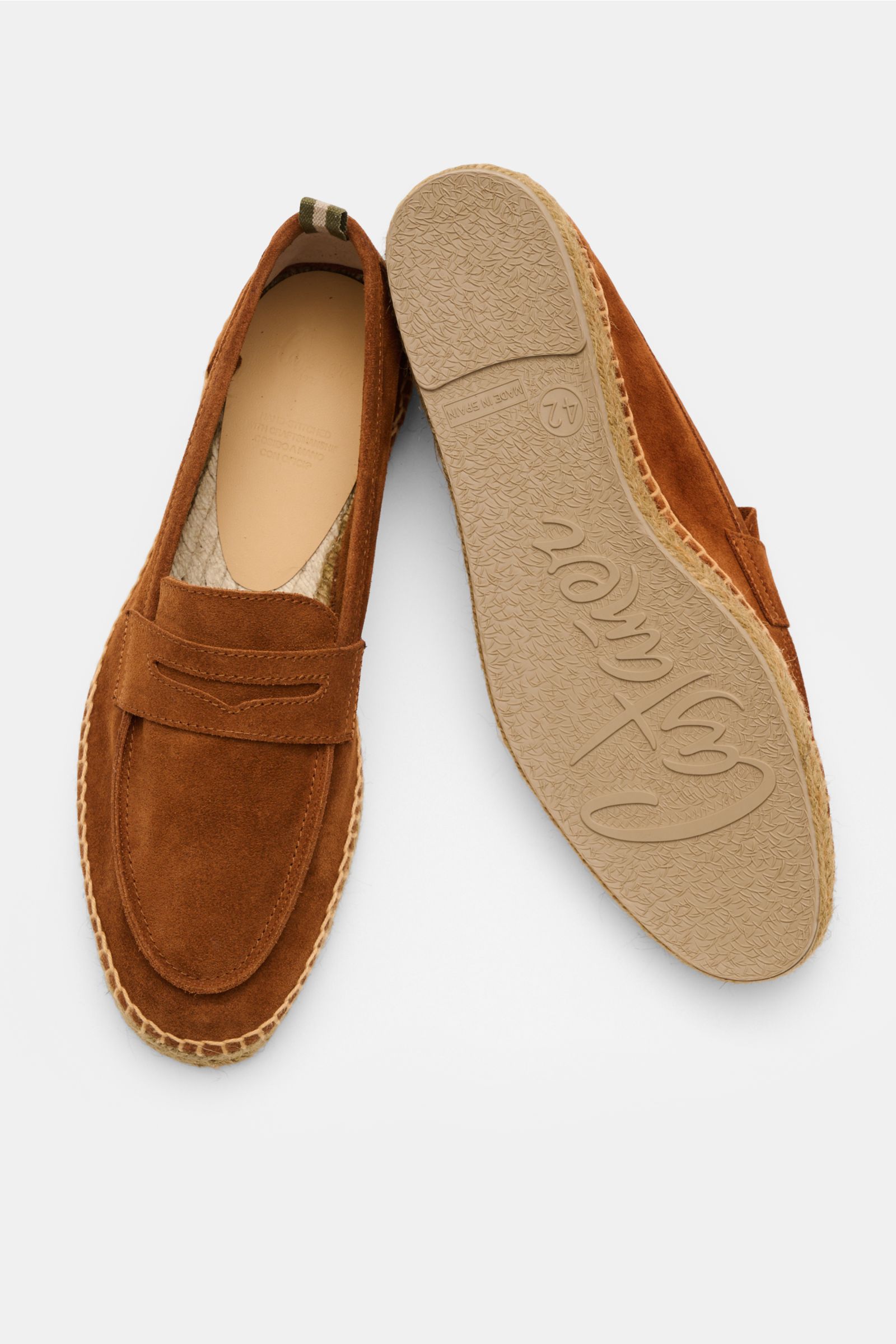 Top and sole view of Castañer Espadrilles 'Nacho T' braun in soft brown velour leather with jute trim and penny strap, showing flexible rubber sole and decorative stitching. 

Description: Die Espadrilles 'Nacho' von CASTAÑER aus Veloursleder verbinden ge