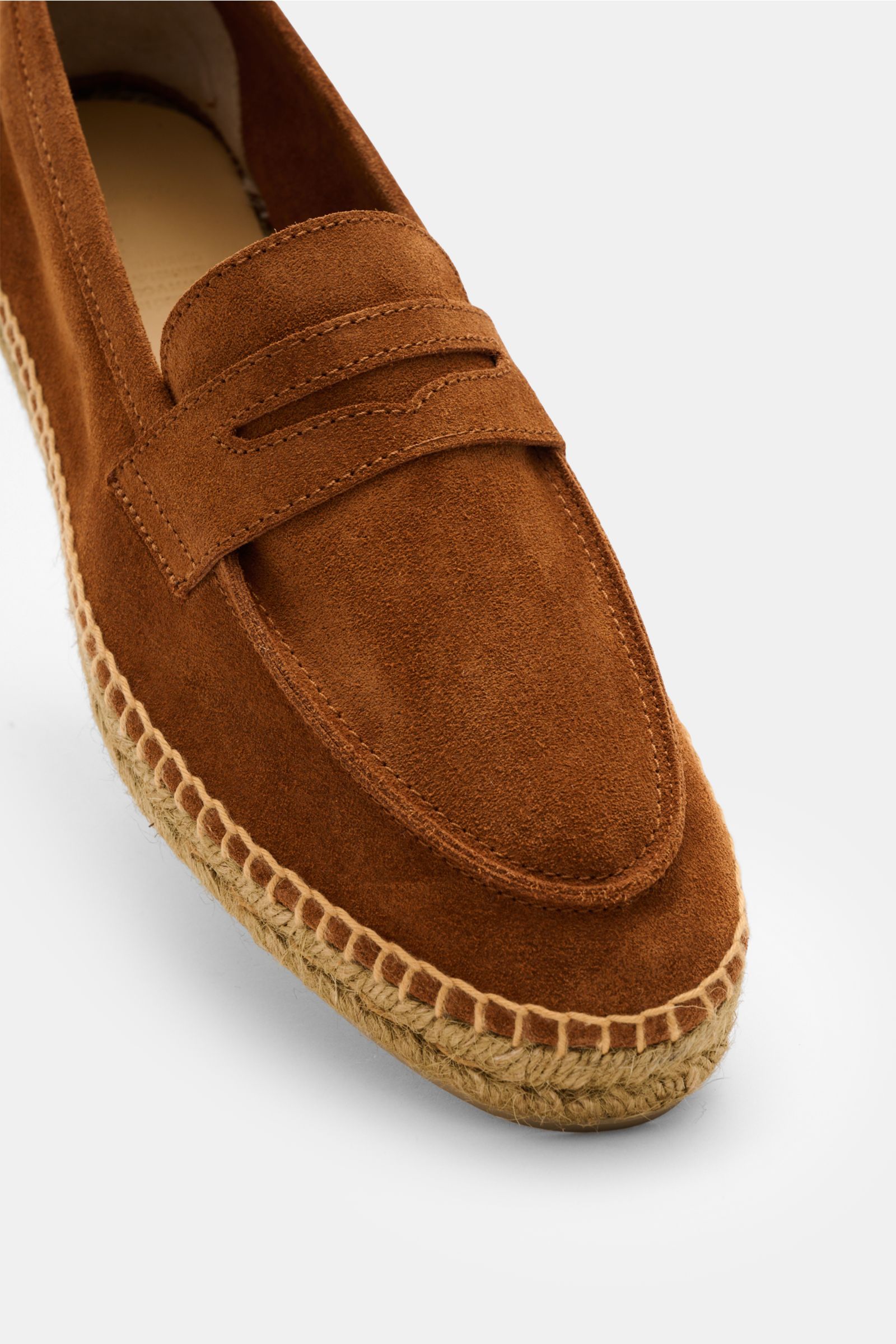 Close-up front-side view of Castañer Espadrilles 'Nacho T' braun in soft brown velour leather with penny strap, decorative front seam, jute trim, and flexible rubber sole. Die Espadrilles 'Nacho' von CASTAÑER aus Veloursleder verbinden gekonnt die markent