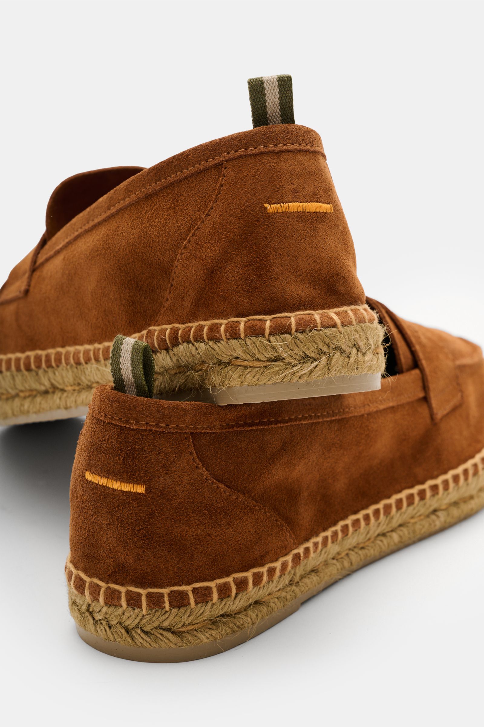 Rear close-up of Castañer Espadrilles 'Nacho T' braun in soft brown velour leather with jute trim and flexible rubber sole, showing penny strap and pull loop.

Description: The Castañer Espadrilles 'Nacho' in brown velour leather expertly combine the bran