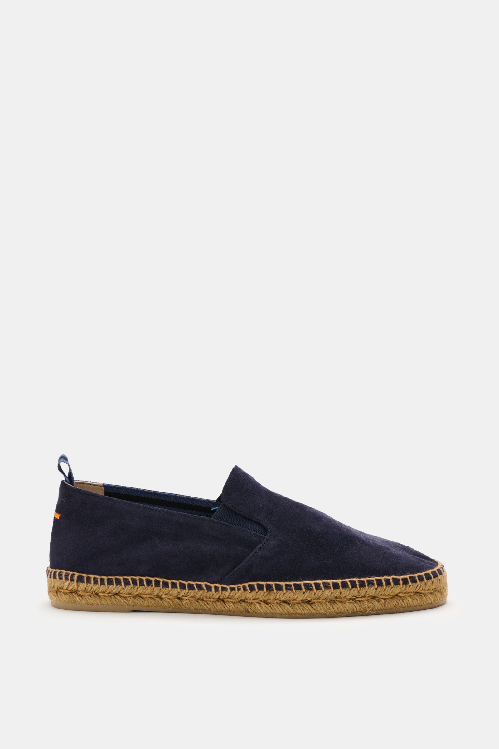 Side view of Castañer Espadrilles 'Joel' navy in soft velours leather with jute-wrapped vulcanized rubber sole, elastic side inserts, pull loop, and decorative back stitching. Legerer Klassiker: Mit diesen Espadrilles aus Leinen von CASTAÑER mit vulkanisi