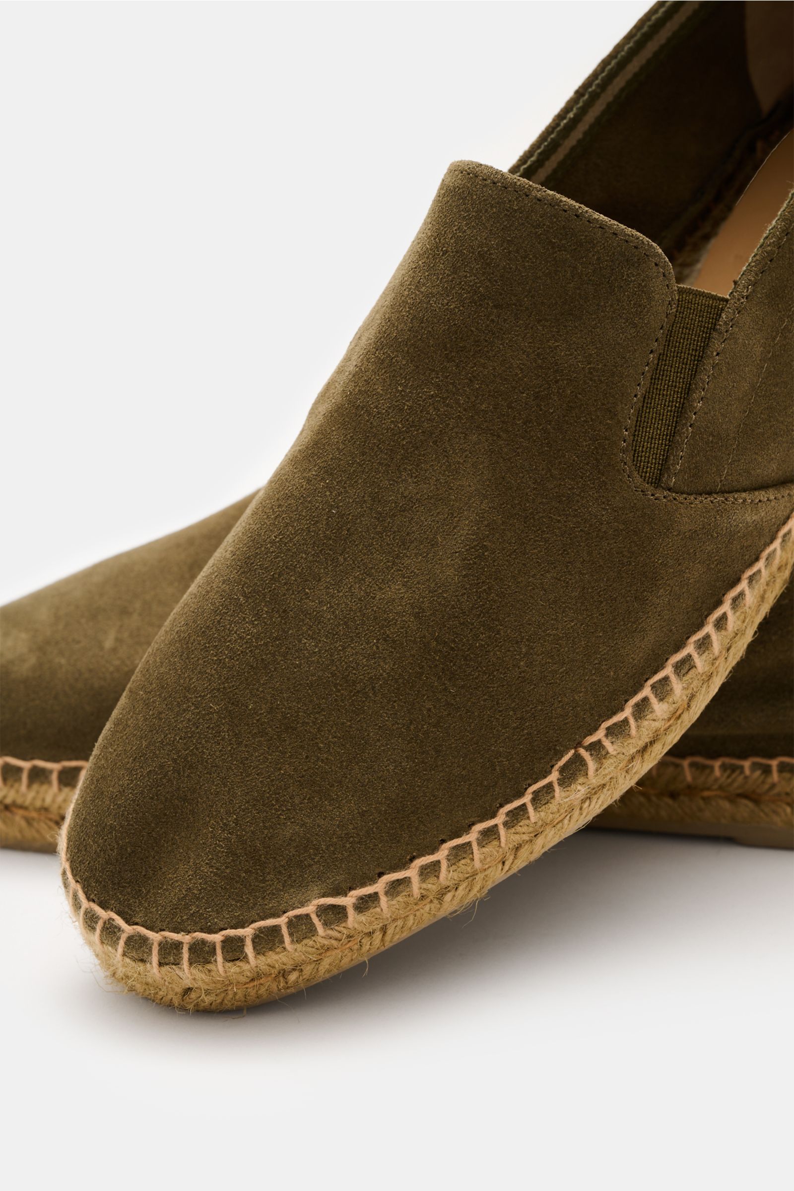 Castañer Espadrilles 'Joel' oliv aus geschmeidigem Veloursleder, schmal zulaufend, mit Jute-Umrandung und elastischen Einsätzen, seitliche Nahaufnahme.