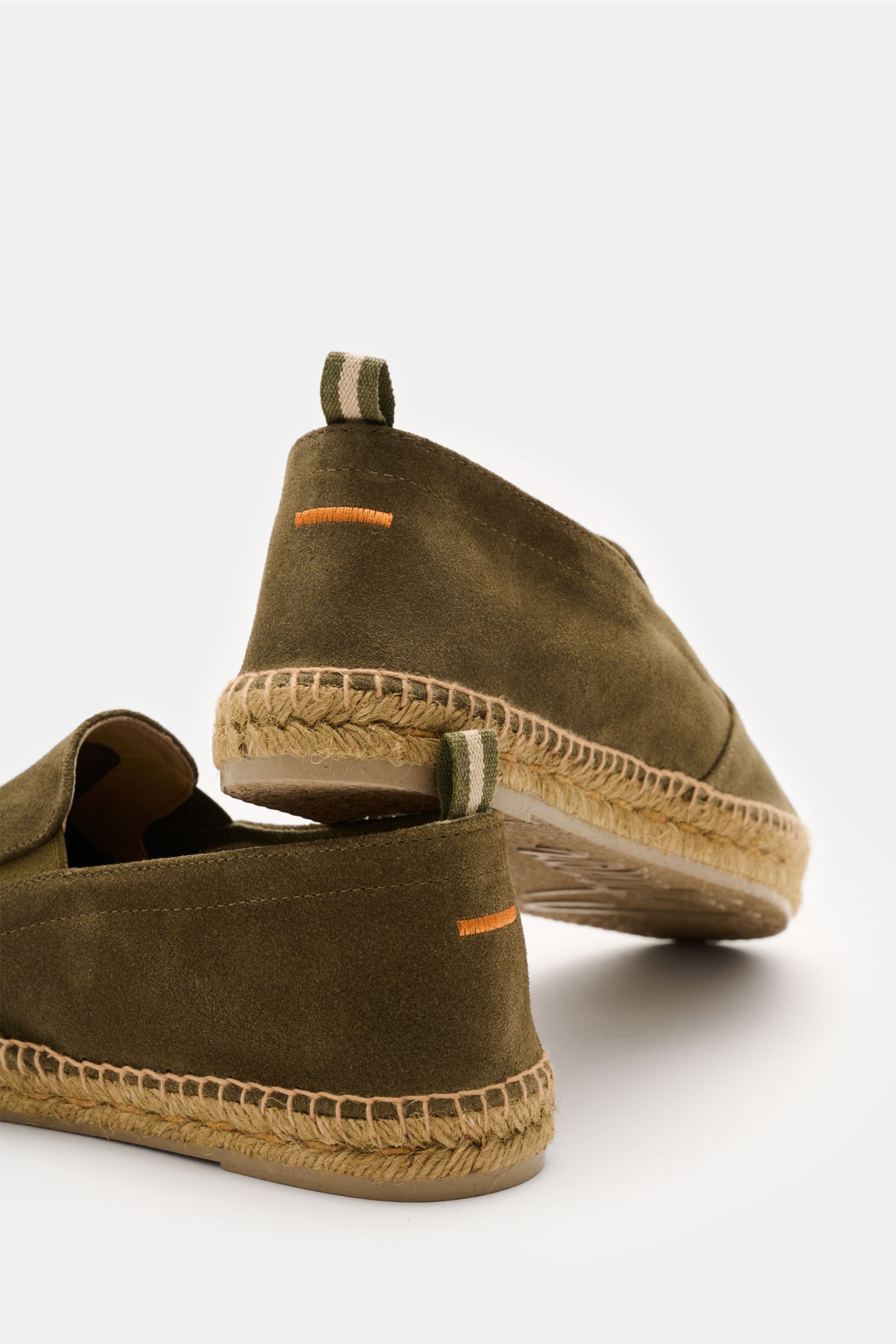 Castañer Espadrilles 'Joel' oliv aus Veloursleder, seitliche Elastikeinsätze, Jute-Umrandung, Anziehschlaufe, Rückansicht leicht schräg.