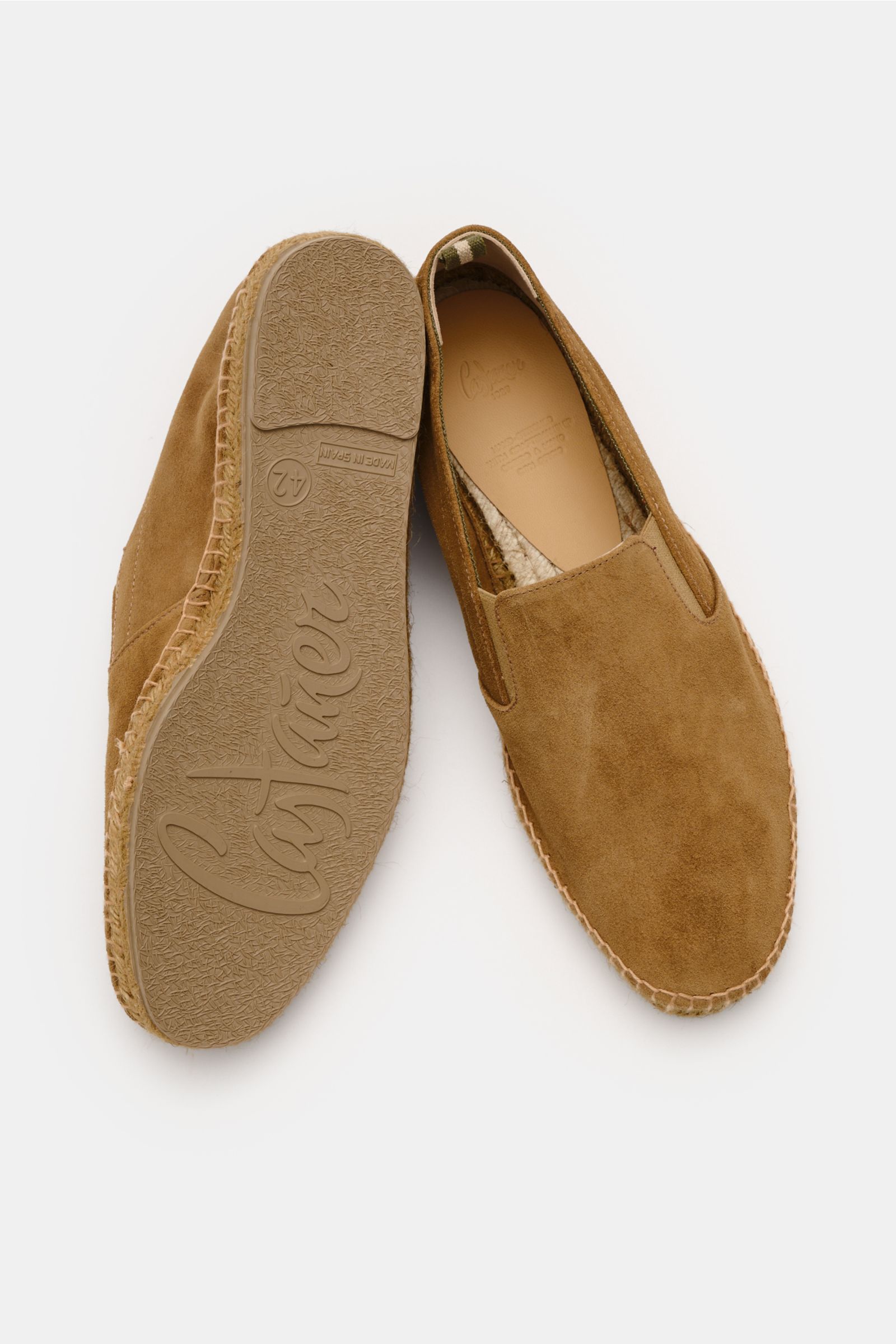 Castañer Espadrilles 'Joel' hellbraun aus geschmeidigem Veloursleder, seitliche Elastikeinsätze, Jute-Umrandung, flexible Gummisohle, Draufsicht und Sohle sichtbar.