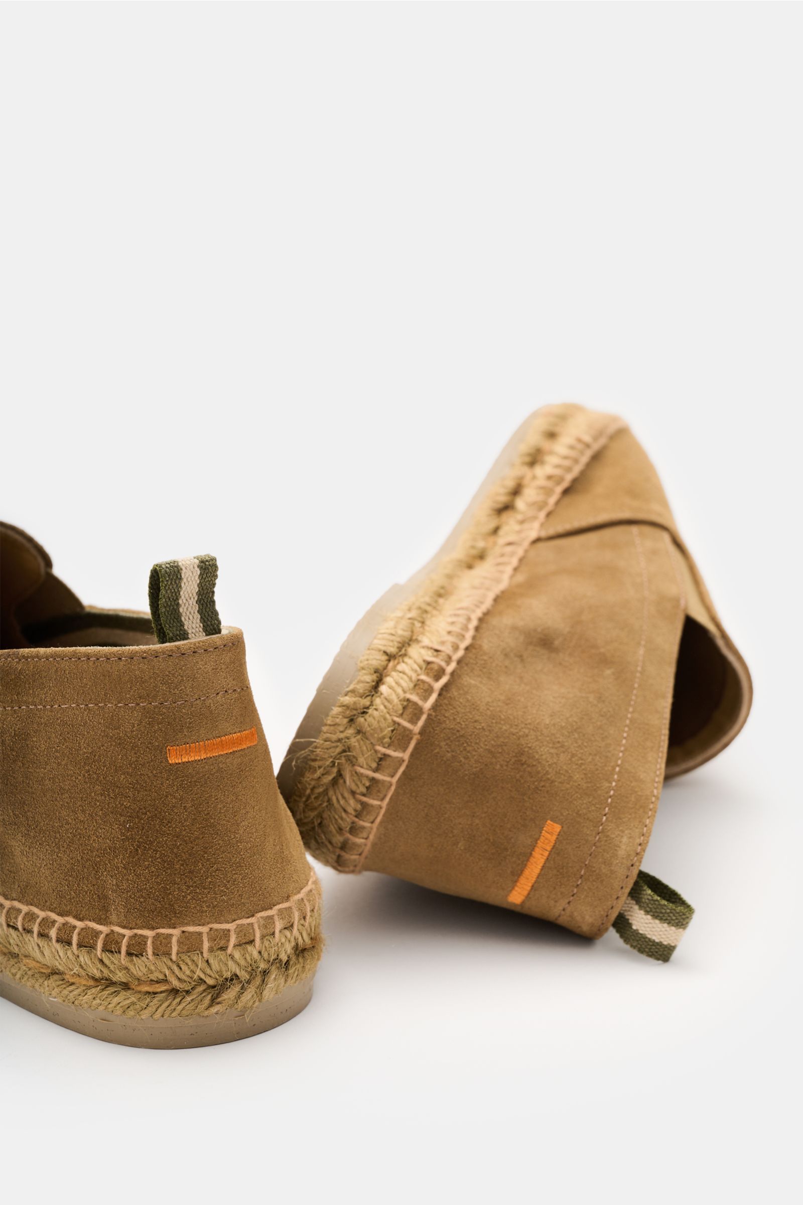 Castañer Espadrilles 'Joel' hellbraun, seitlich schmal zulaufend, Veloursleder, Jute-Umrandung, Elastikeinsätze, Anziehschlaufe, Rückansicht.