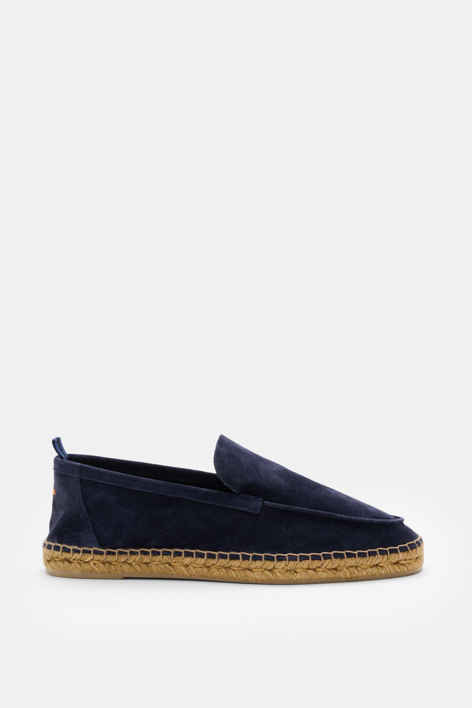 Side view of Castañer Espadrilles 'Nino T' navy in soft suede leather with jute braided trim, decorative front seam, pull loop, and flexible rubber sole, embodying summer Mediterranean style. Sommerliche Leichtigkeit in Schuhform: Die Espadrilles 'Nino T'