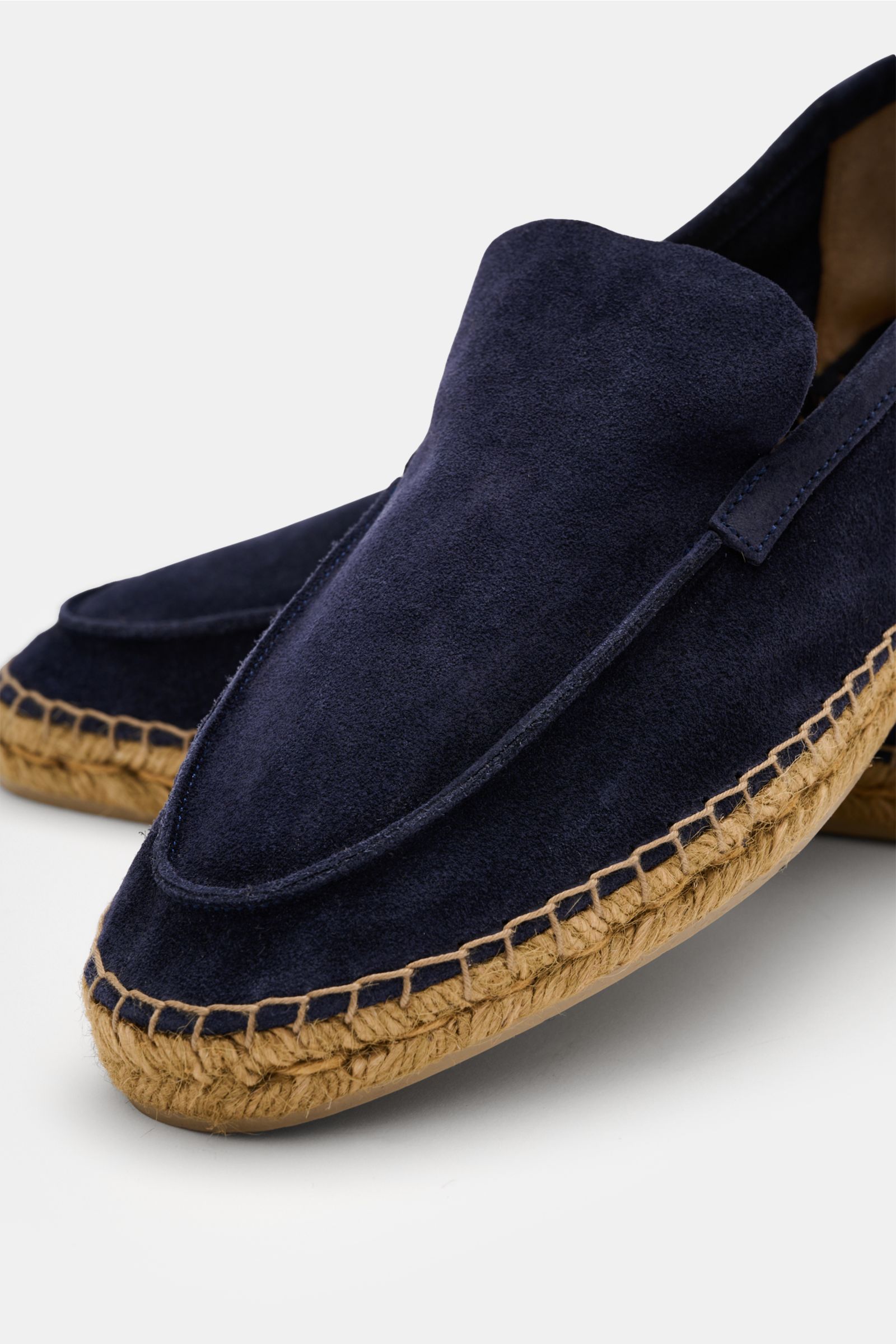 Close-up front-side view of Castañer Espadrilles 'Nino T' navy made of soft suede with jute braided trim and flexible rubber sole, featuring a decorative seam and practical pull loop. Sommerliche Leichtigkeit in Schuhform: Die Espadrilles 'Nino T' von CAS