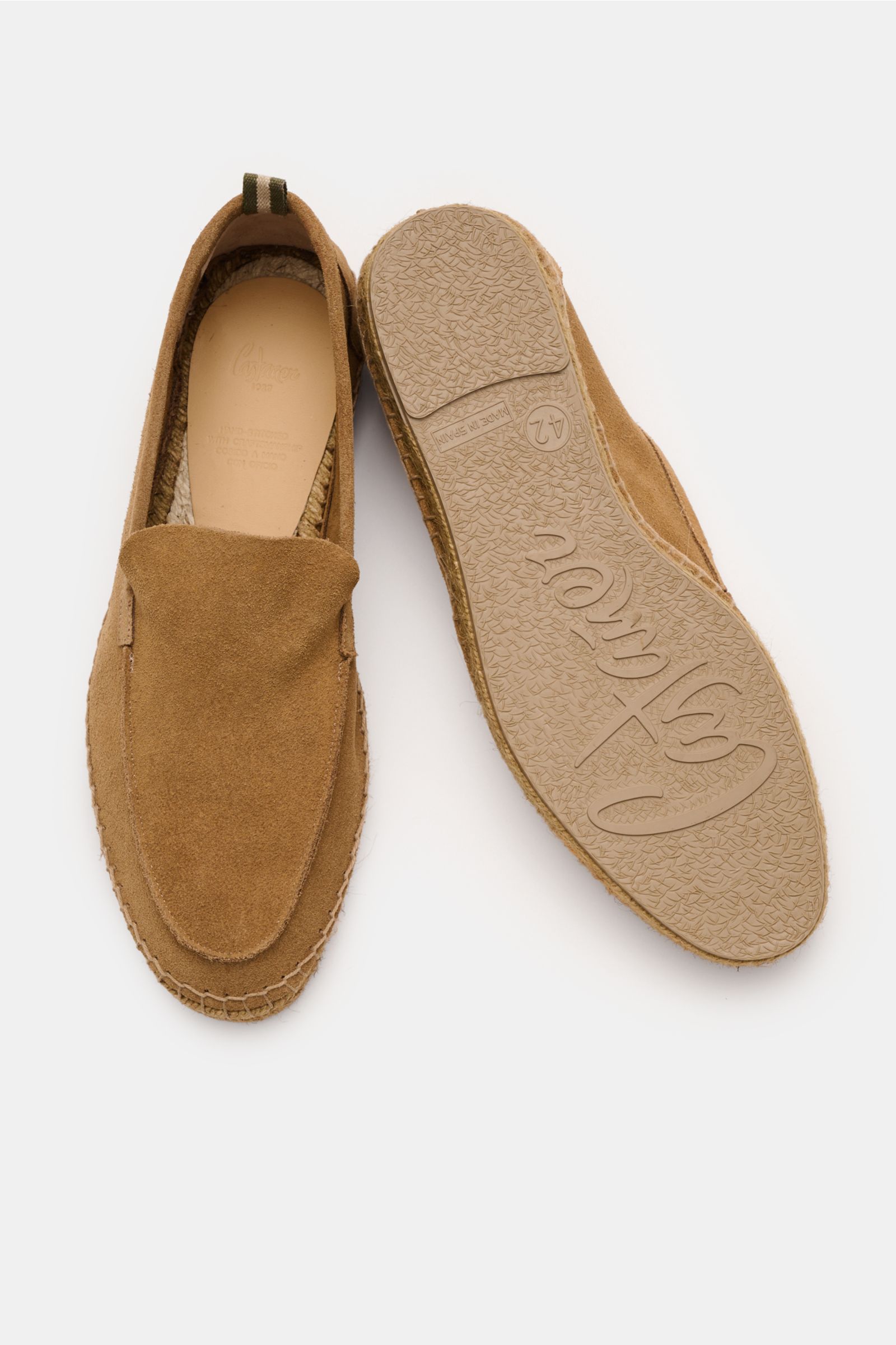 Castañer Espadrilles 'Nino T' light brown shown from top and sole view, made of supple suede with slightly tapered cut, decorative seam on toe cap, practical pull loop, braided jute edging, and flexible natural rubber sole. Summery lightness in a pair of 