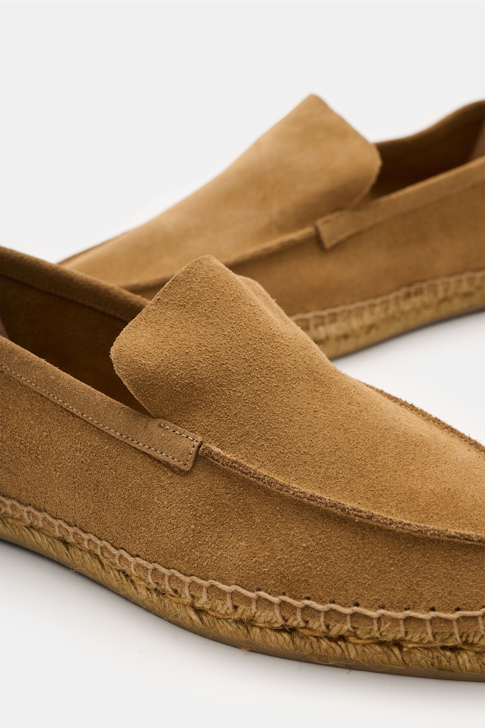Close-up front-side view of Castañer Espadrilles 'Nino T' light brown in supple suede with braided jute edging and flexible rubber sole.