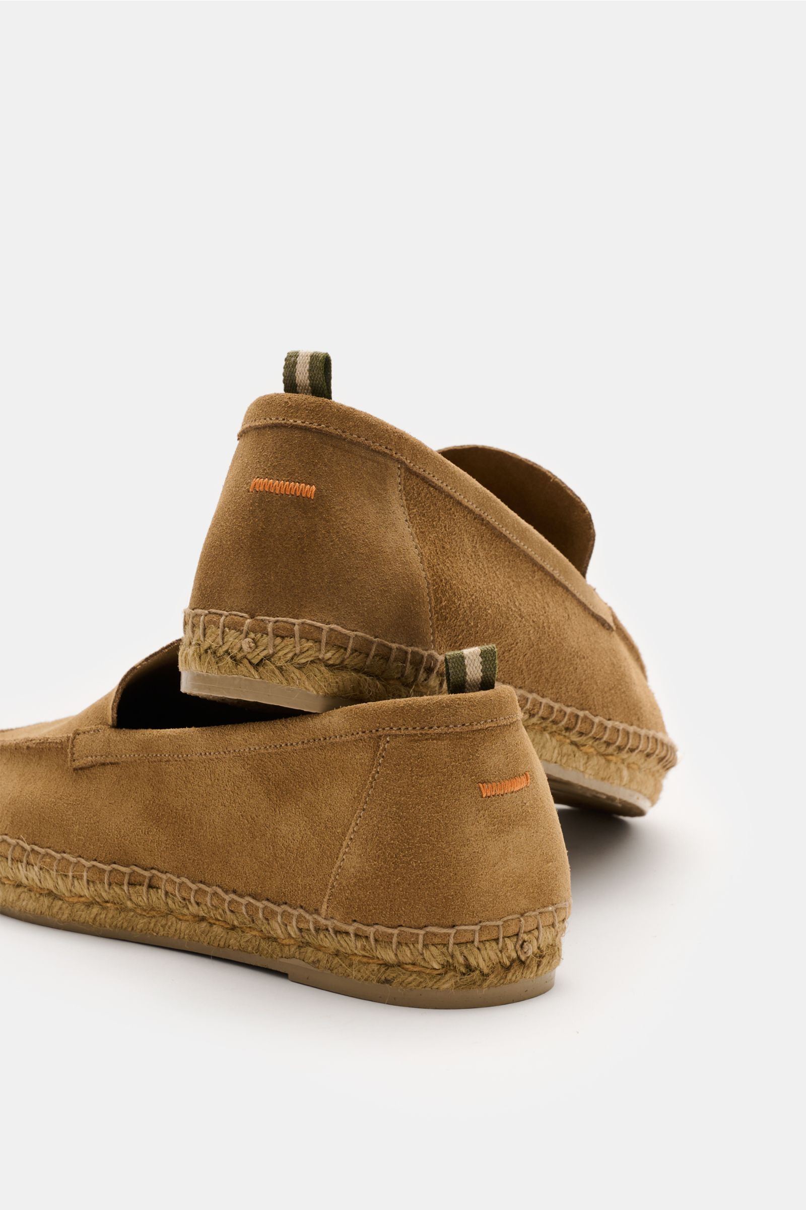 Rear-side view of Castañer Espadrilles 'Nino T' light brown in soft suede with braided jute edging, decorative toe seam, pull loop, and flexible rubber sole. Summery lightness in a pair of shoes: The espadrilles 'Nino T' in soft suede by CASTAÑER add Medi