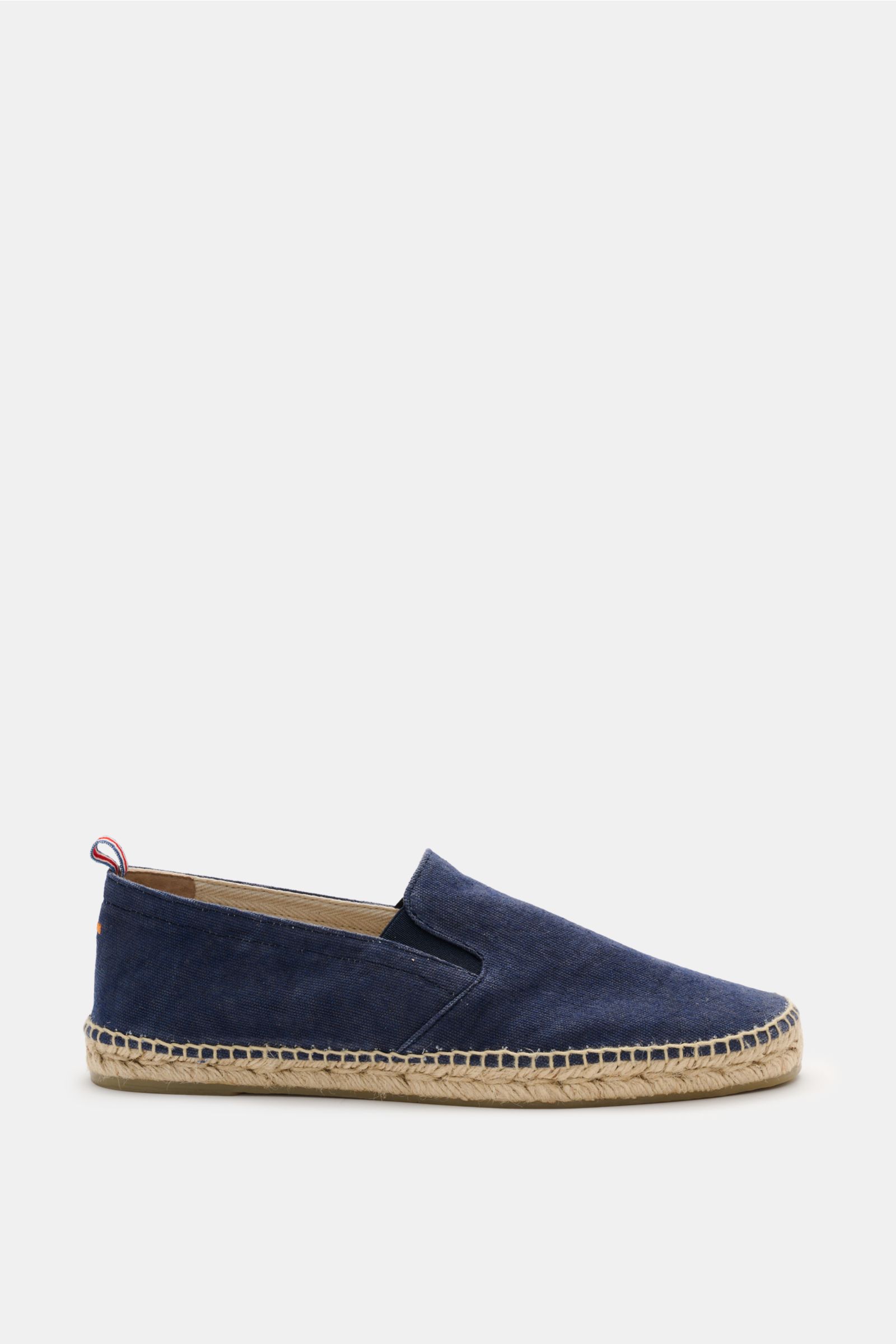 Side view of Castañer Espadrilles 'Joel' navy in cotton canvas with elastic inserts, jute trim, decorative back stitching, pull tab, and flexible rubber sole.

Description: Die Espadrilles 'Joel' von CASTAÑER aus Canvas verbinden gekonnt die markentypi
