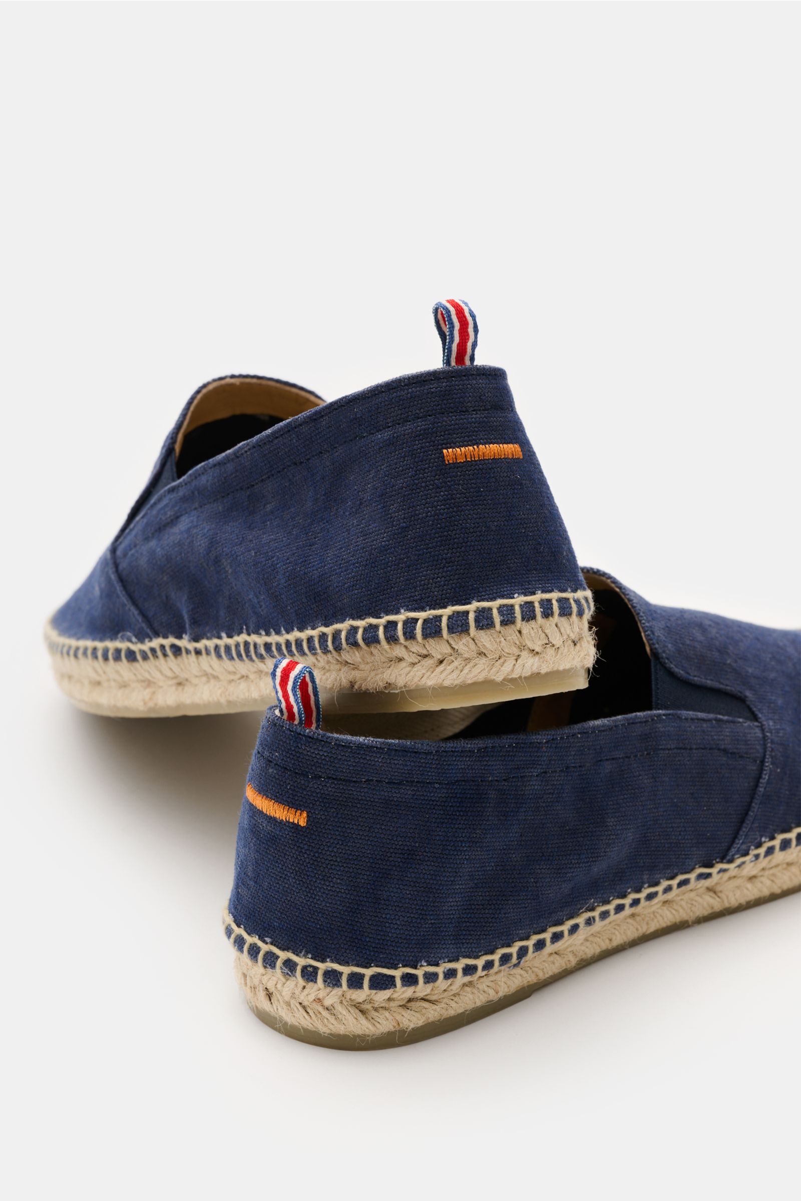 Rear close-up of Castañer Espadrilles 'Joel' navy in canvas with jute trim and rubber sole, showing elastic sides, decorative back stitch, and pull loop.

Description: Die Espadrilles 'Joel' von CASTAÑER aus Canvas verbinden gekonnt die markentypische 