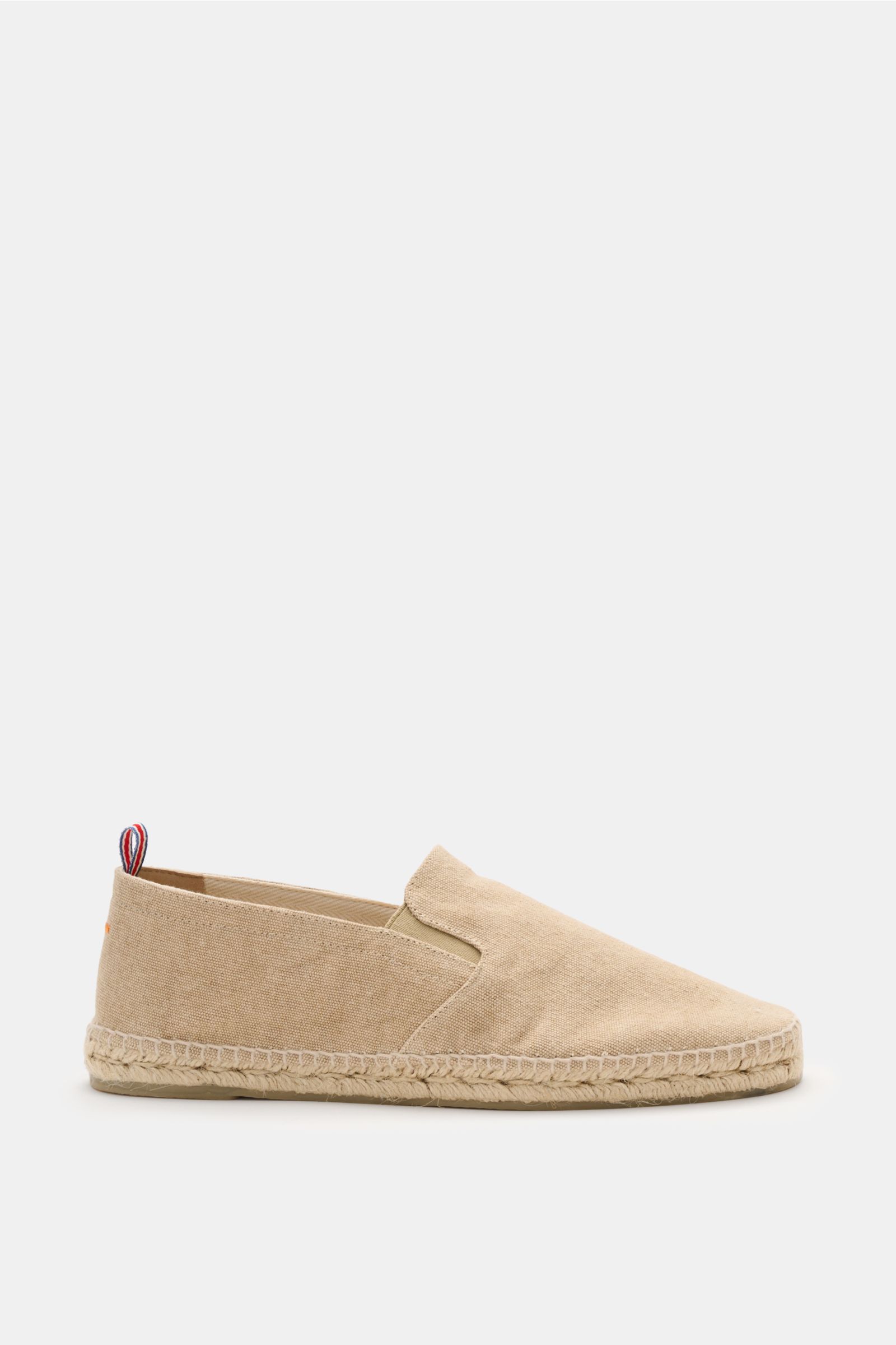 Side view of Castañer Espadrilles 'Joel' beige made of cotton canvas, featuring elastic inserts, decorative back stitching, jute trim, and flexible rubber sole.

Die Espadrilles 'Joel' von CASTAÑER aus Canvas verbinden gekonnt die markentypische vulkan