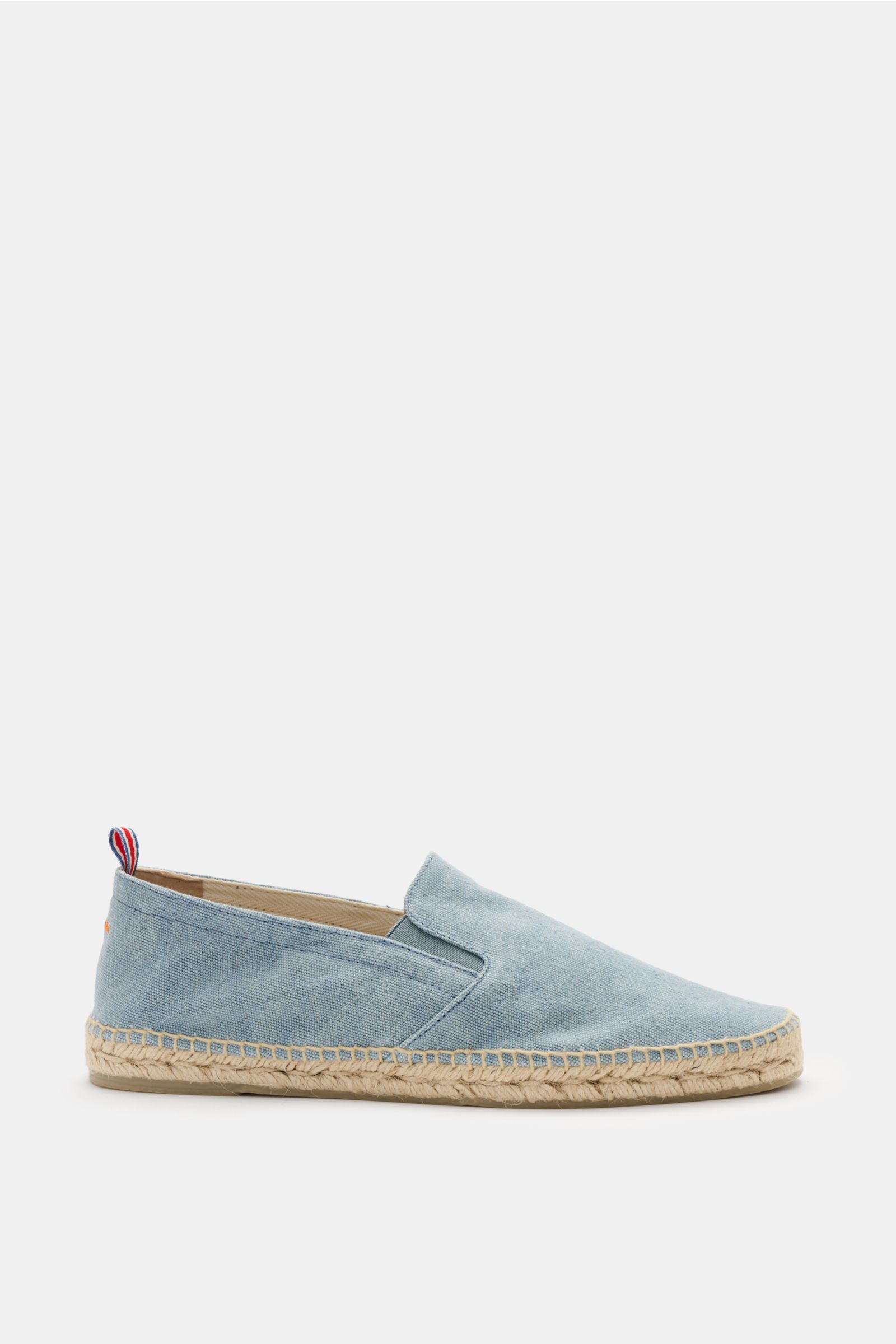 Side view of Castañer Espadrilles 'Joel' rauchblau in light blue cotton canvas with jute trim and flexible rubber sole.

Description:
Die Espadrilles 'Joel' von CASTAÑER aus Canvas verbinden gekonnt die markentypische vulkanisierte Gummisohle mit Jute-