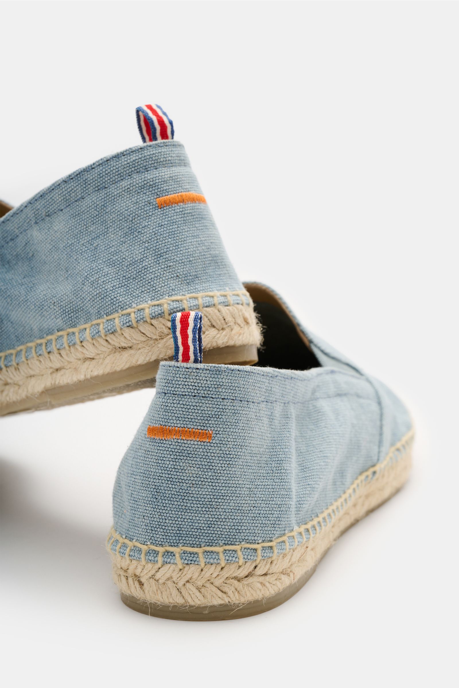Rear close-up view of Castañer Espadrilles 'Joel' rauchblau in cotton canvas with jute trim, elastic inserts, decorative stitching, and rubber sole.

Die Espadrilles 'Joel' von CASTAÑER aus Canvas verbinden gekonnt die markentypische vulkanisierte Gumm