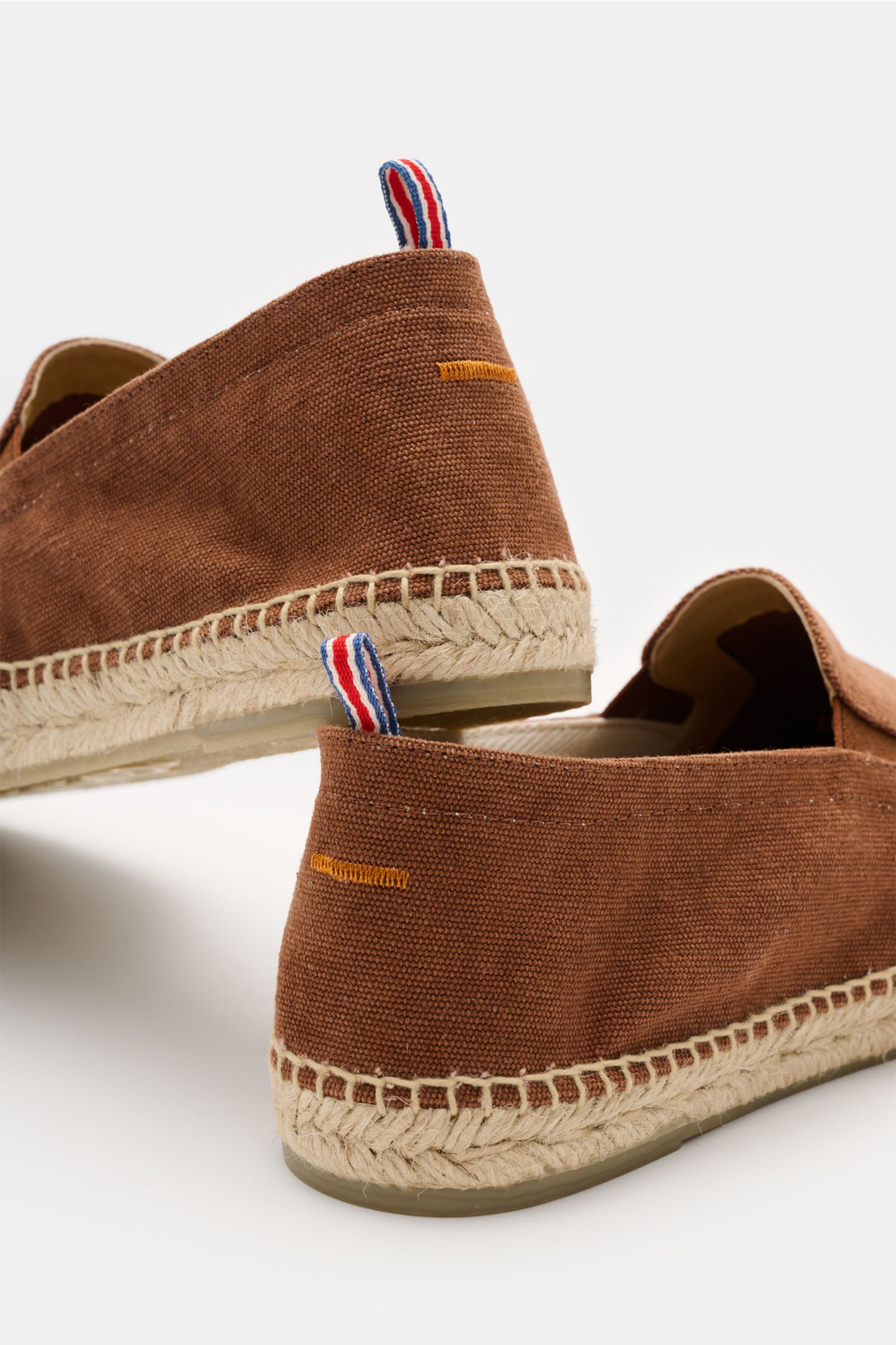 Rear close-up view of Castañer Espadrilles 'Joel' rostbraun in brown canvas with jute trim, elastic inserts, decorative stitching, and rubber sole.

Die Espadrilles 'Joel' von CASTAÑER aus Canvas verbinden gekonnt die markentypische vulkanisierte Gummi