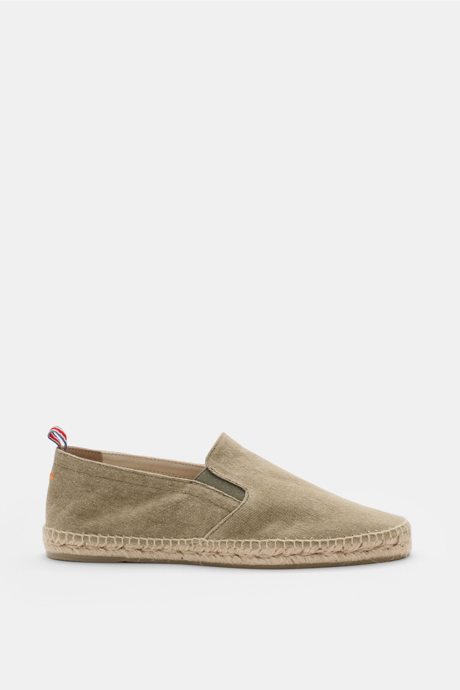 Side view of Castañer Espadrilles 'Joel' taupe in cotton canvas with elastic inserts, decorative back stitching, jute trim, and flexible rubber sole. Die Espadrilles 'Joel' von CASTAÑER aus Canvas verbinden gekonnt die markentypische vulkanisierte Gumm