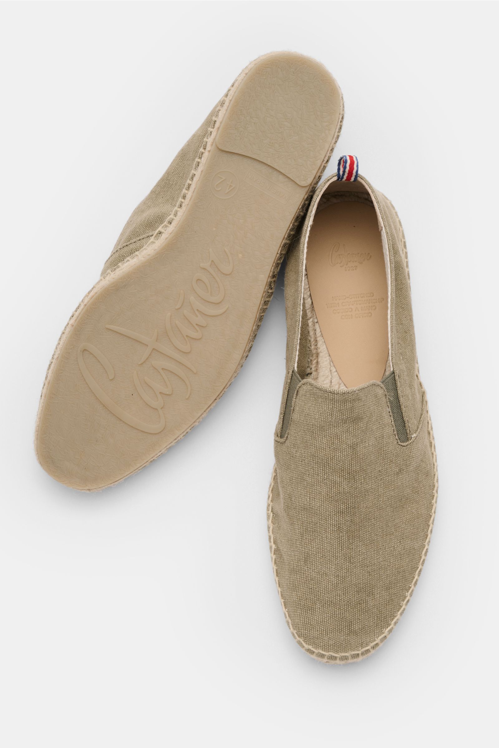 Castañer Espadrilles 'Joel' taupe shown from top and sole view, canvas cotton upper, jute trim, elastic inserts, flexible rubber sole. Die Espadrilles 'Joel' von CASTAÑER aus Canvas verbinden gekonnt die markentypische vulkanisierte Gummisohle mit Jute