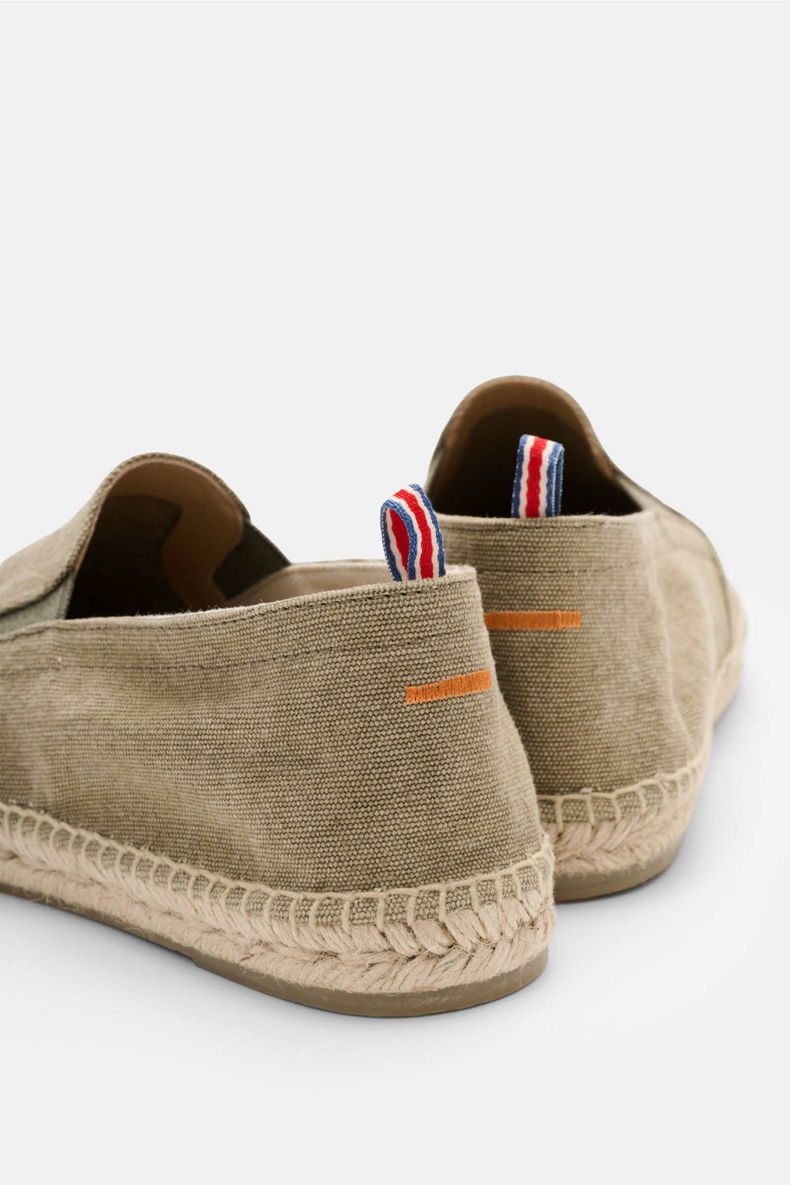 Castañer Espadrilles 'Joel' taupe shown from the back right side, featuring cotton canvas, elastic inserts, decorative stitching, jute trim, and flexible rubber sole. Die Espadrilles 'Joel' von CASTAÑER aus Canvas verbinden gekonnt die markentypische v