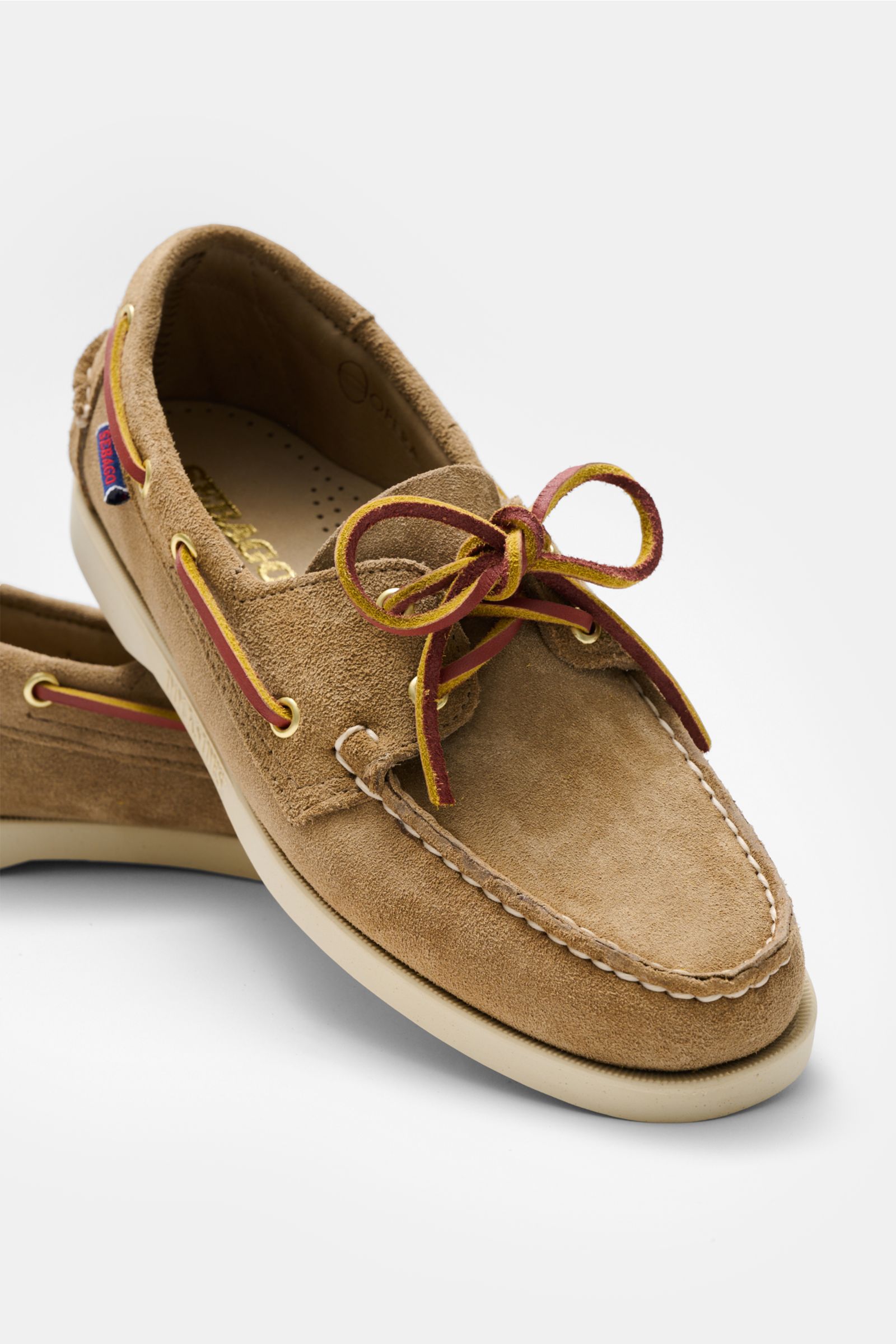 Sebago Loafer 'Portland Artisan' taupe aus geschmeidigem Veloursleder, schmale Silhouette, Lederband, Ziernaht, Gummisohle, seitliche Nahaufnahme.
