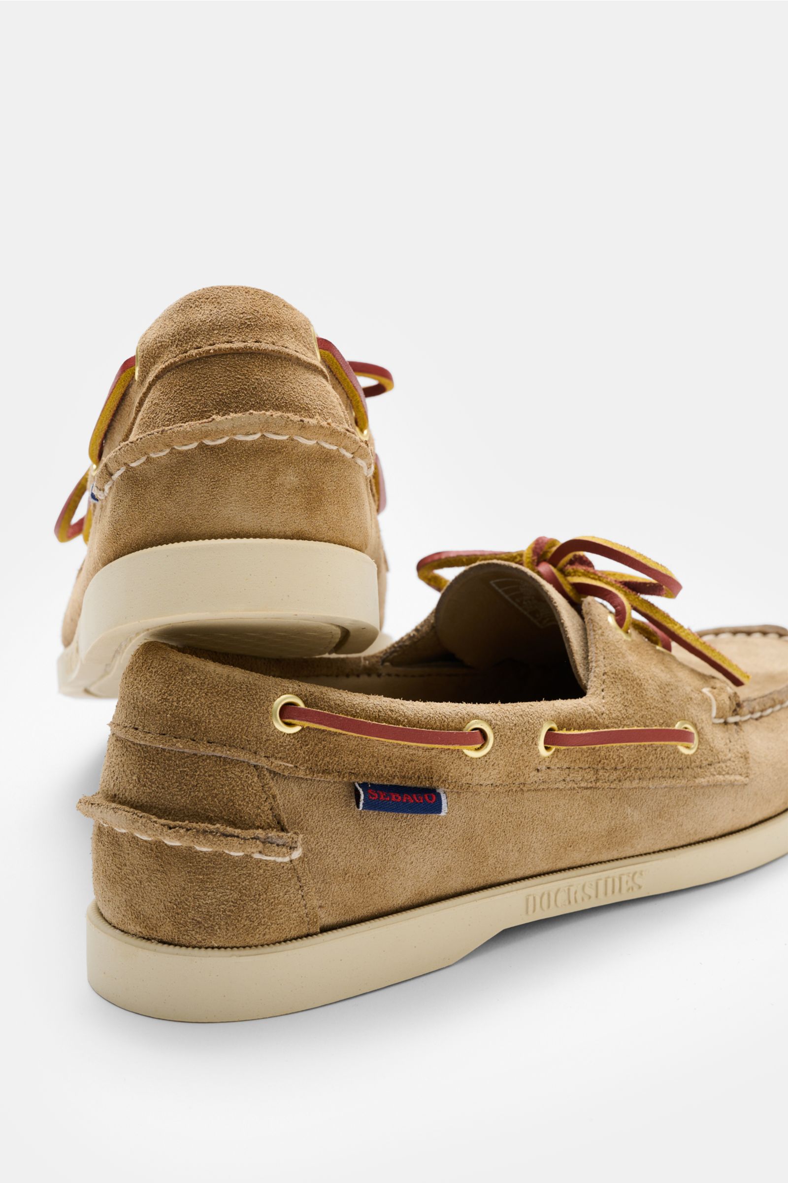 Sebago Loafer 'Portland Artisan' taupe aus geschmeidigem Veloursleder mit schmaler Silhouette, Lederband, Ziernaht, Gummisohle, Rückansicht.