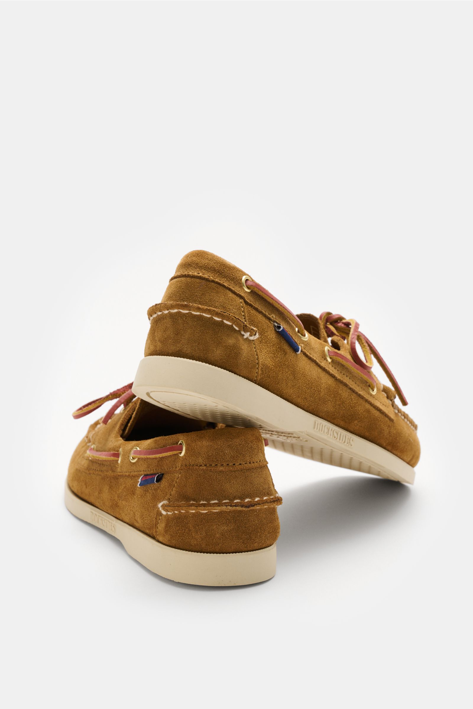 Rear and side view of Sebago Loafer 'Portland Artisan' camel in soft suede with leather laces, decorative stitching, and flexible rubber sole.

Description: Revival des Klassikers: Der Bootsschuh 'Portland Artisan' von SEBAGO aus geschmeidigem Veloursl