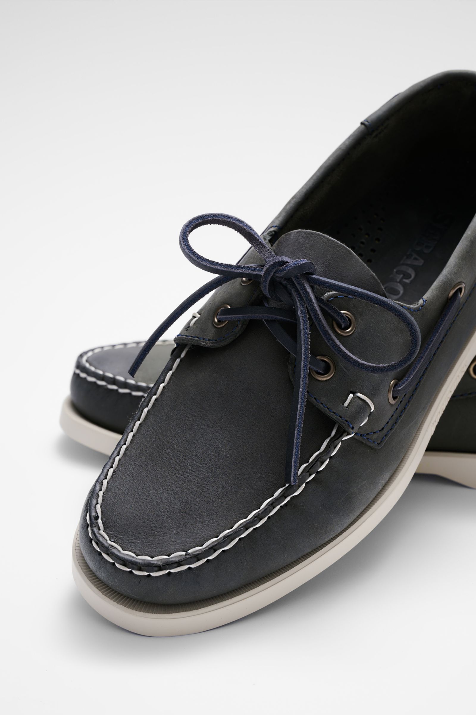 Sebago Loafer 'Portland' dark navy aus robustem Leder, schmal zulaufend, mit Lederband, Ziernaht, Lederfutter, flexible Gummisohle, Nahaufnahme schräg von oben.