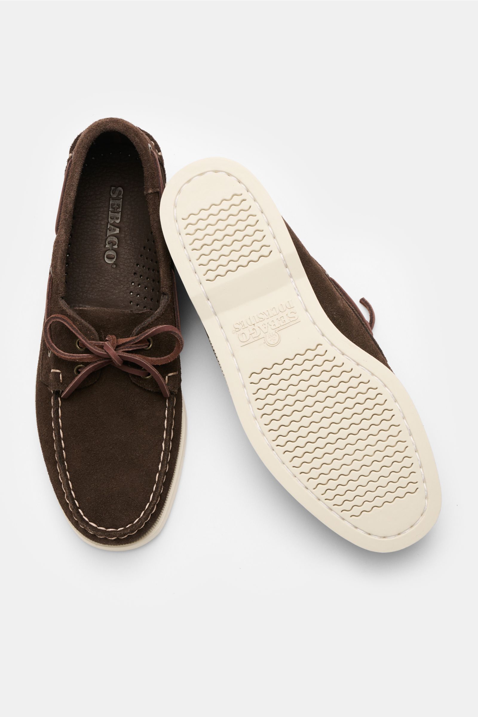 Sebago Loafer 'Portland' braun, aus geschmeidigem Veloursleder, schmal zulaufend, mit Ziernaht, Lederband und Gummisohle, Draufsicht.