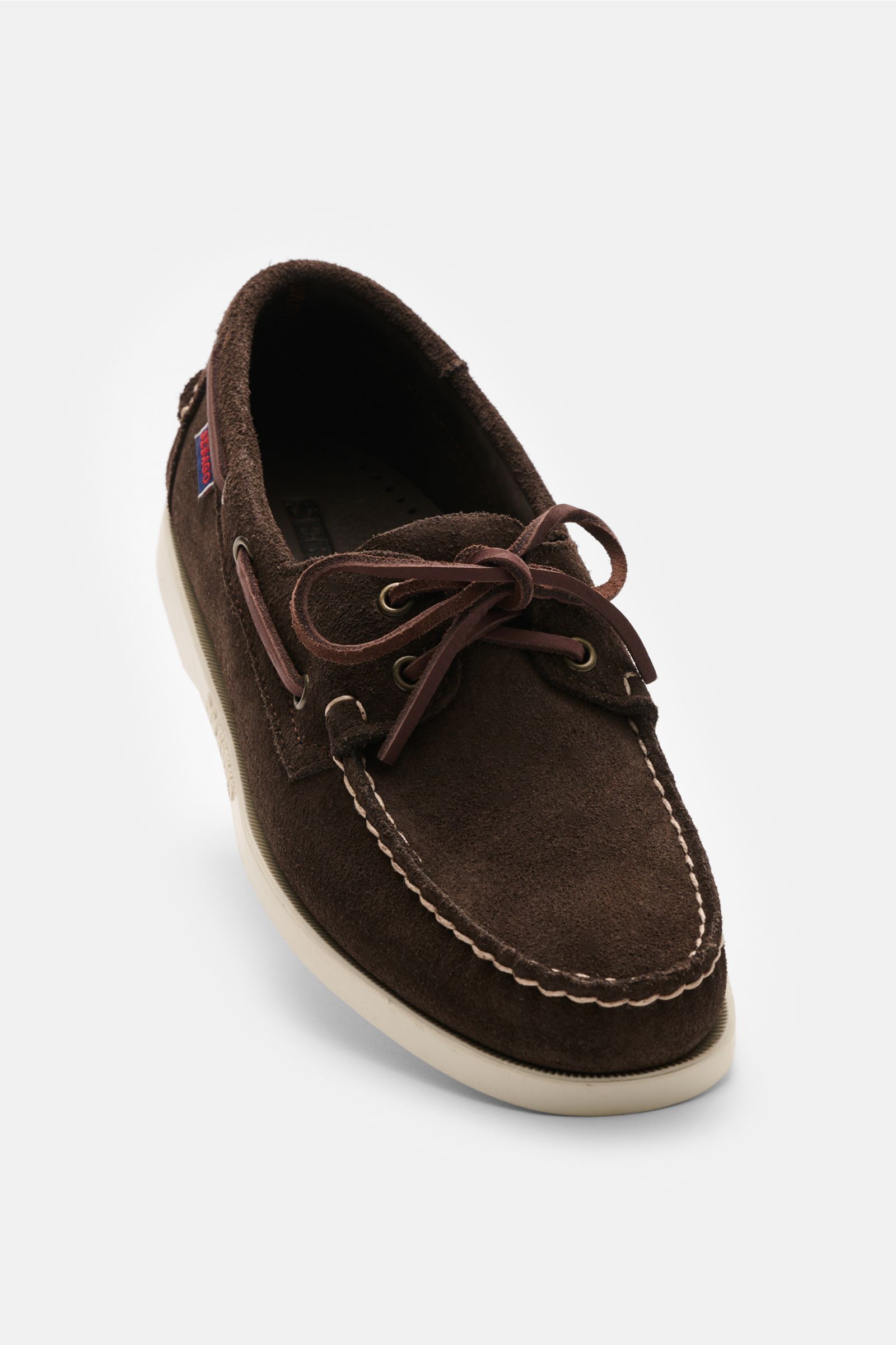 Sebago Loafer 'Portland' braun aus Veloursleder, schmal zulaufend, mit Schnürband, Ziernaht, Lederfutter, Gummisohle, frontale Nahaufnahme.