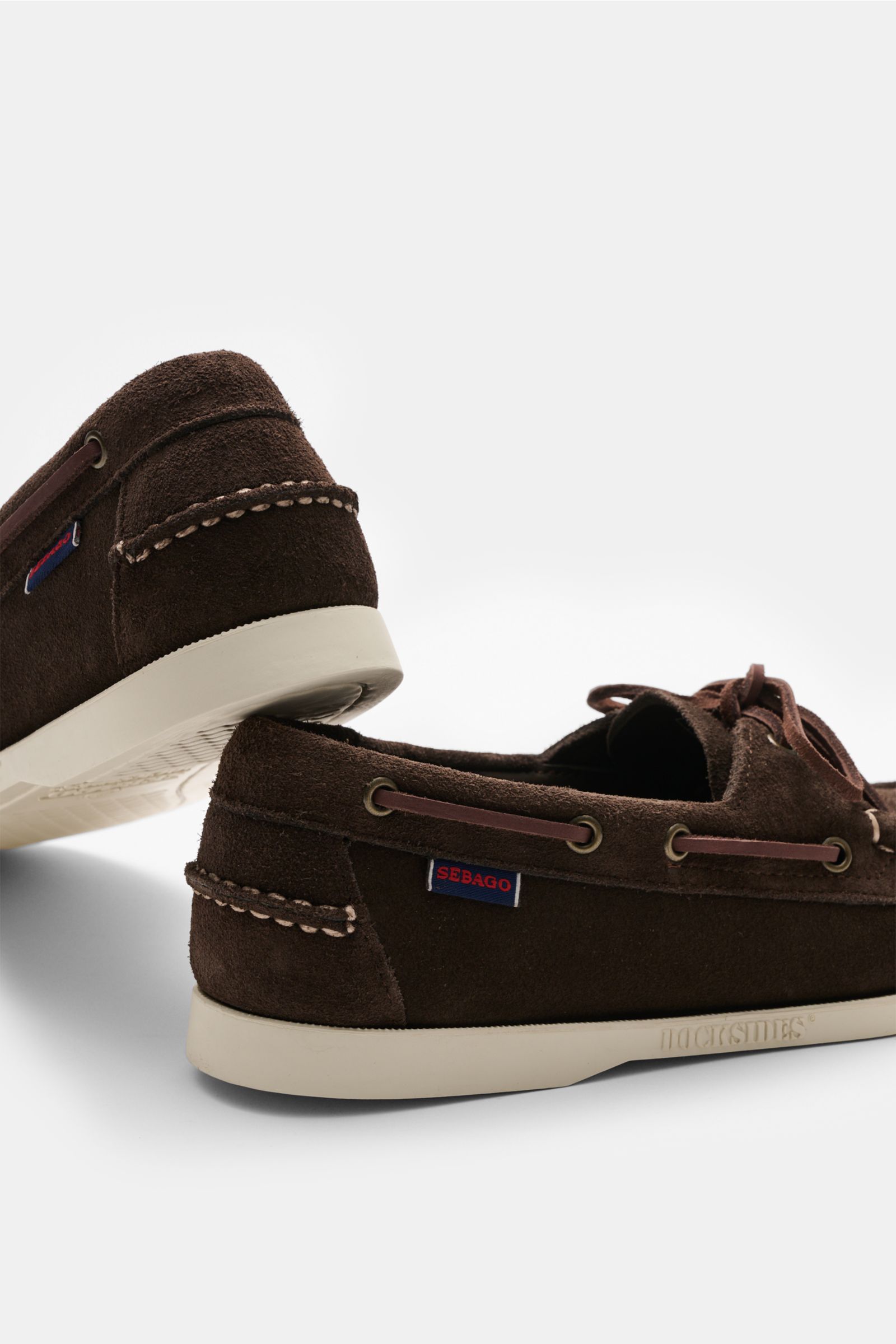 Sebago Loafer 'Portland' braun aus geschmeidigem Veloursleder, seitliche Perspektive, mit Ziernaht, Lederband und flexibler Gummisohle.