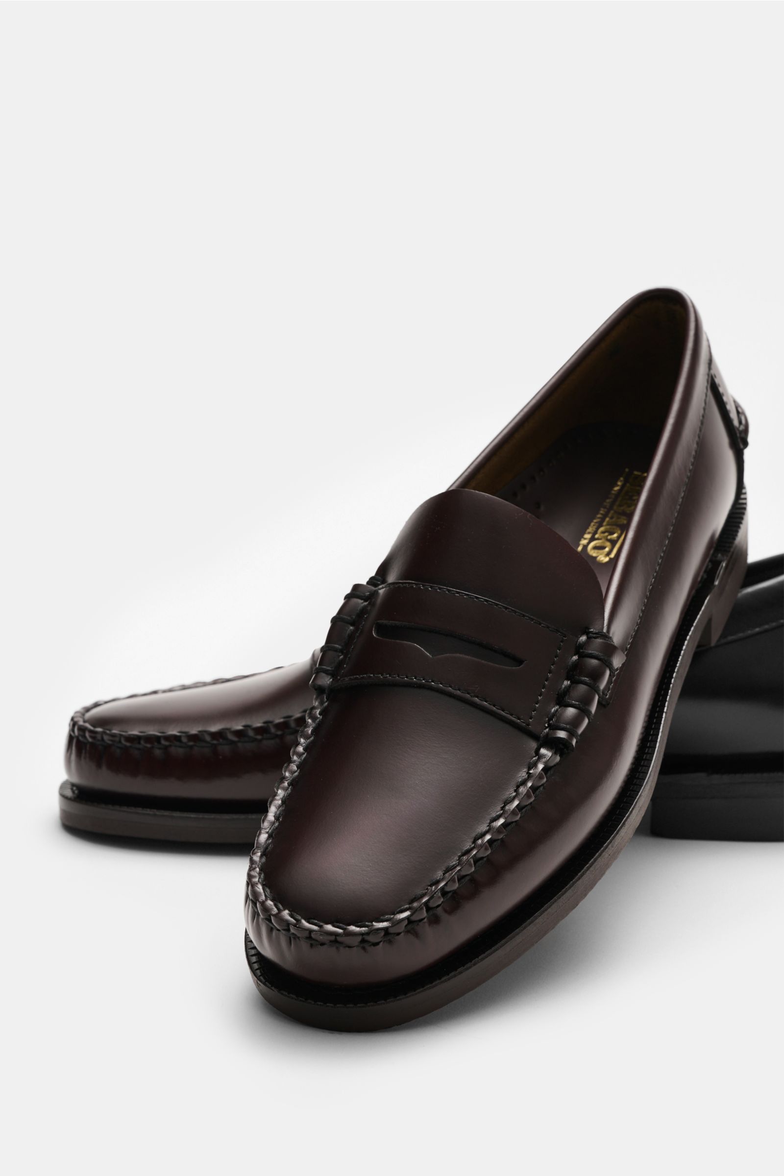 Sebago Penny Loafer 'Classic Dan' bordeaux, von vorn schräg, aus fein genarbtem Leder, mit typischem Penny Strap, Ziernaht, Blake-Verarbeitung.