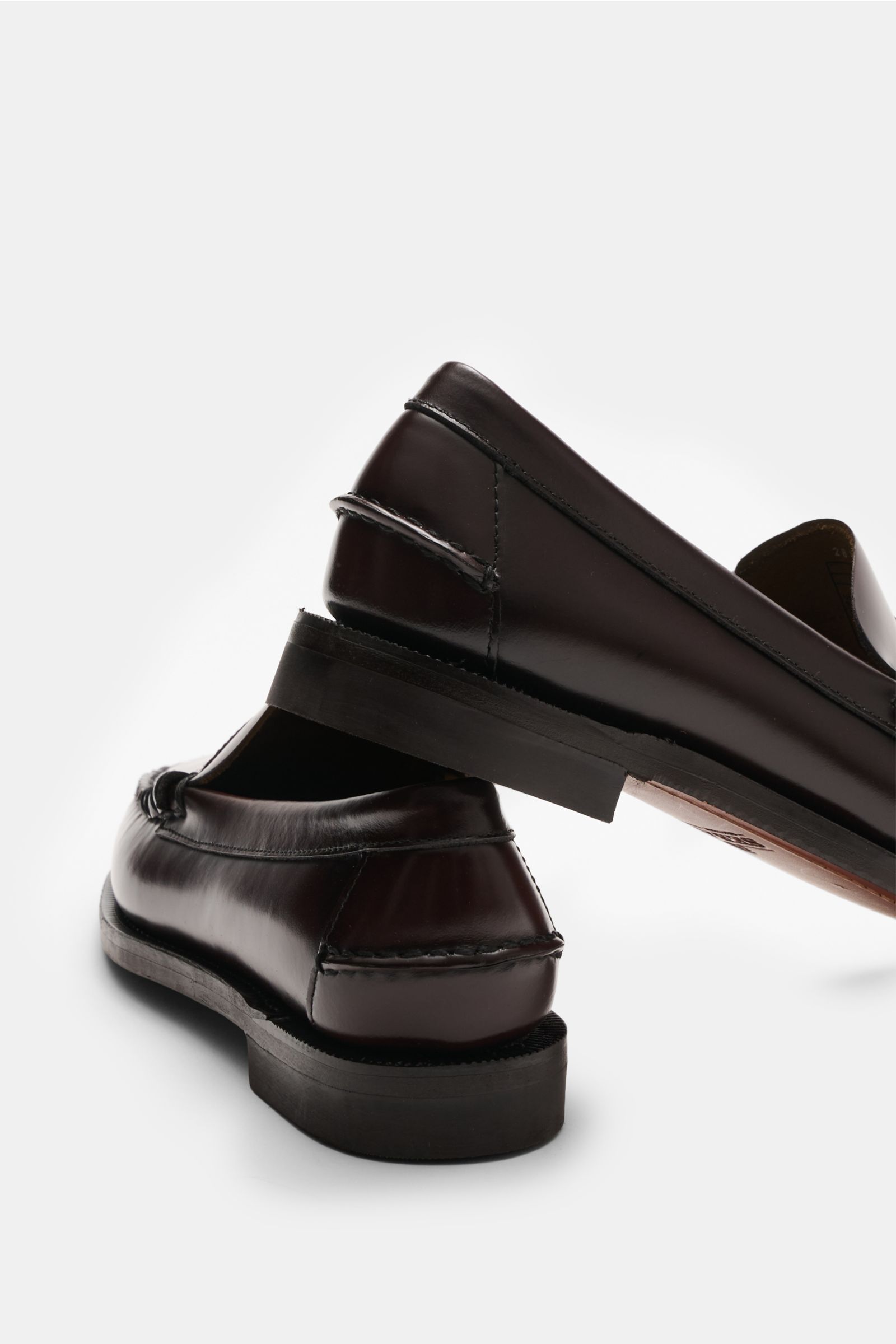 Sebago Penny Loafer 'Classic Dan' bordeaux, seitlich von hinten fotografiert, aus fein genarbtem Leder mit Blake-Verarbeitung, Lederlaufsohle und Kautschukabsatz.